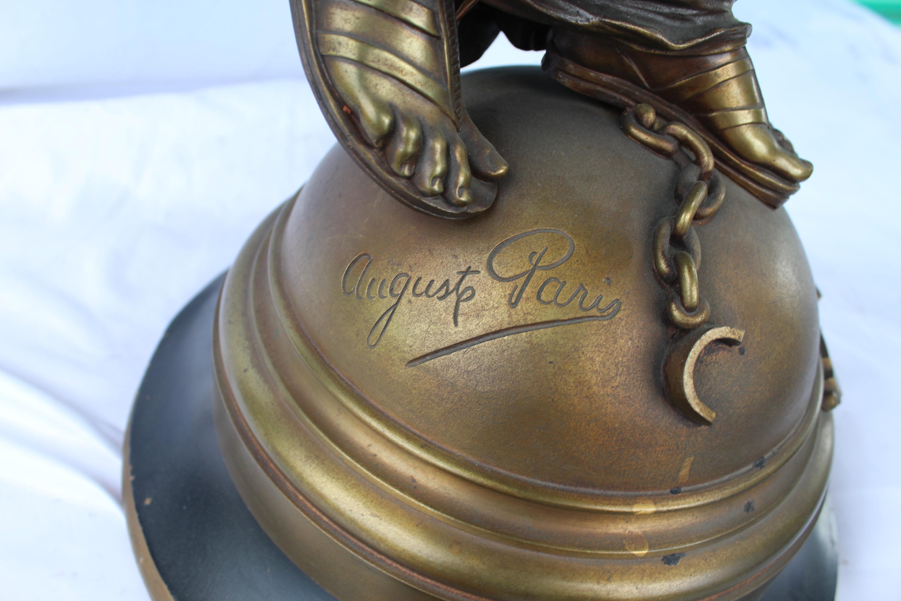 Un bronze original nouveau signé et répertorié avec Hors-Concours sur la base. L'artiste avait remporté les honneurs au salon de Paris pour celui-ci. Par l'artiste (Augusta Paris) sur la base. Belle patine, il manque la lumière de sa main. Ainsi que
