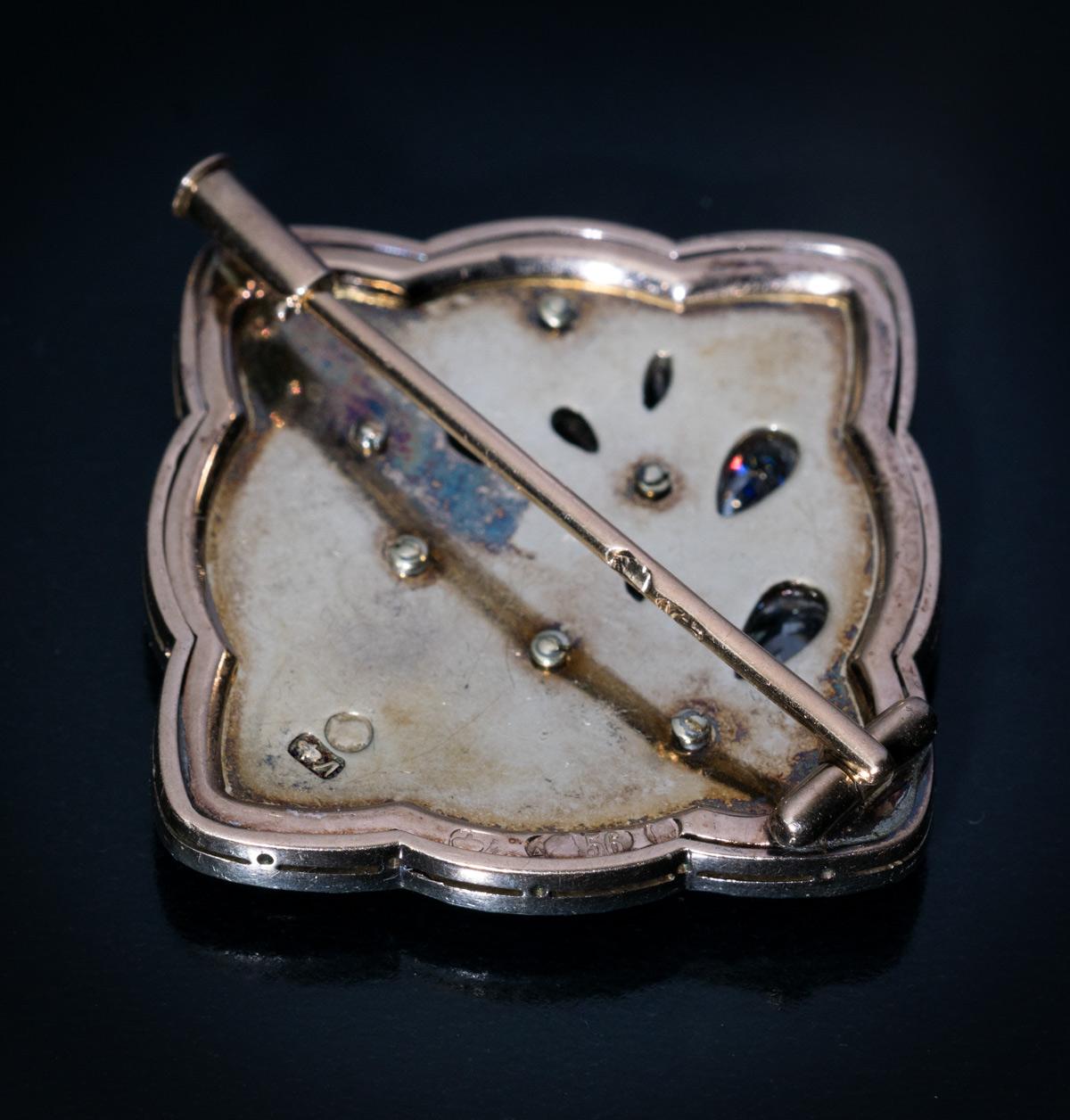Art nouveau Broche russe ancienne Art Nouveau en or et émail guilloché de diamants en vente