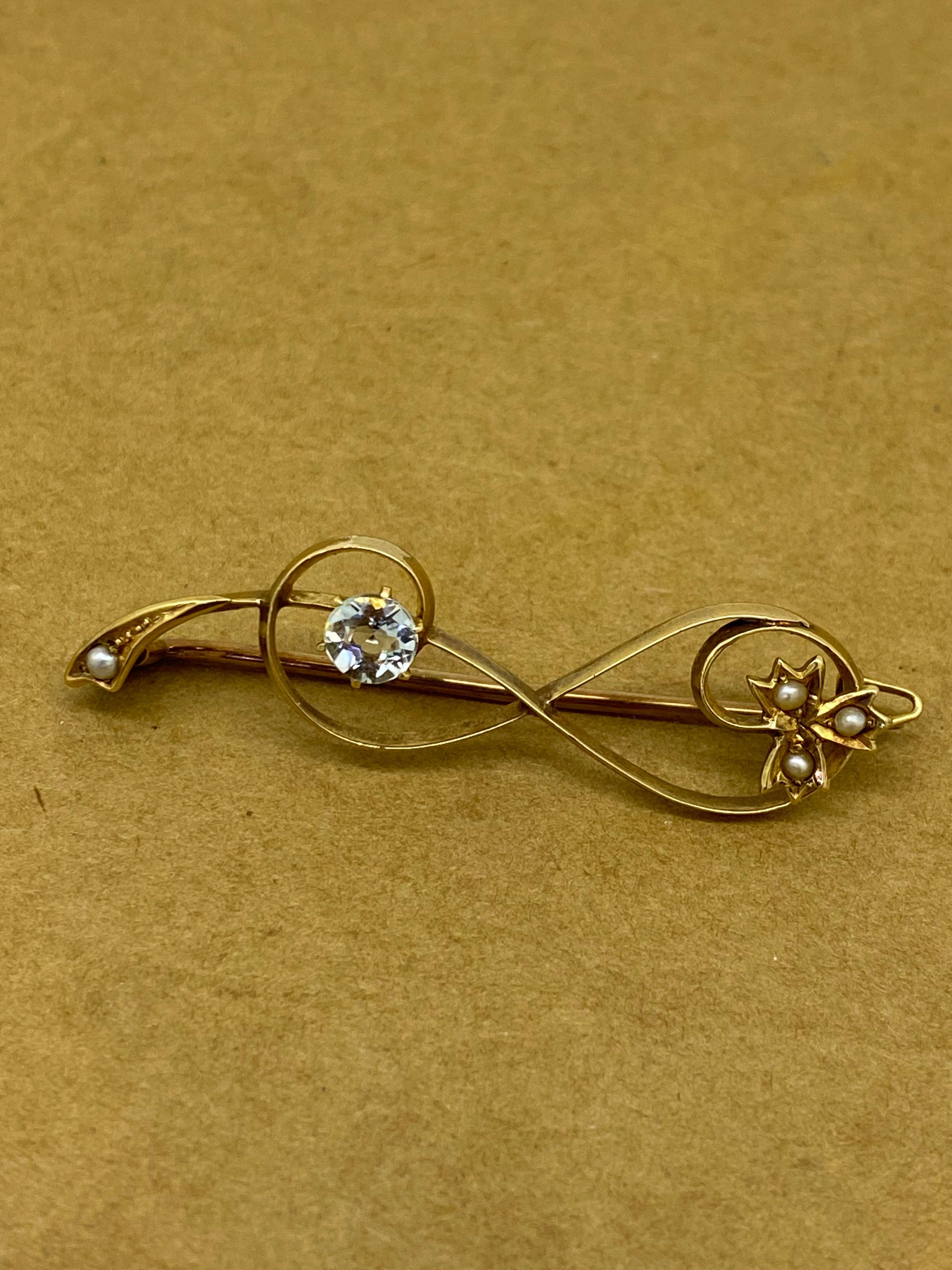 Crafted with refined elegance
this stunning brooch is a typical Art Nouveau piece,
dating back to beginning of XXc.

Of bar design, 
it features a lovely foliate motif (reminiscent of figure 8),
decorated with 4 seed pearls,
it centers a claw-set