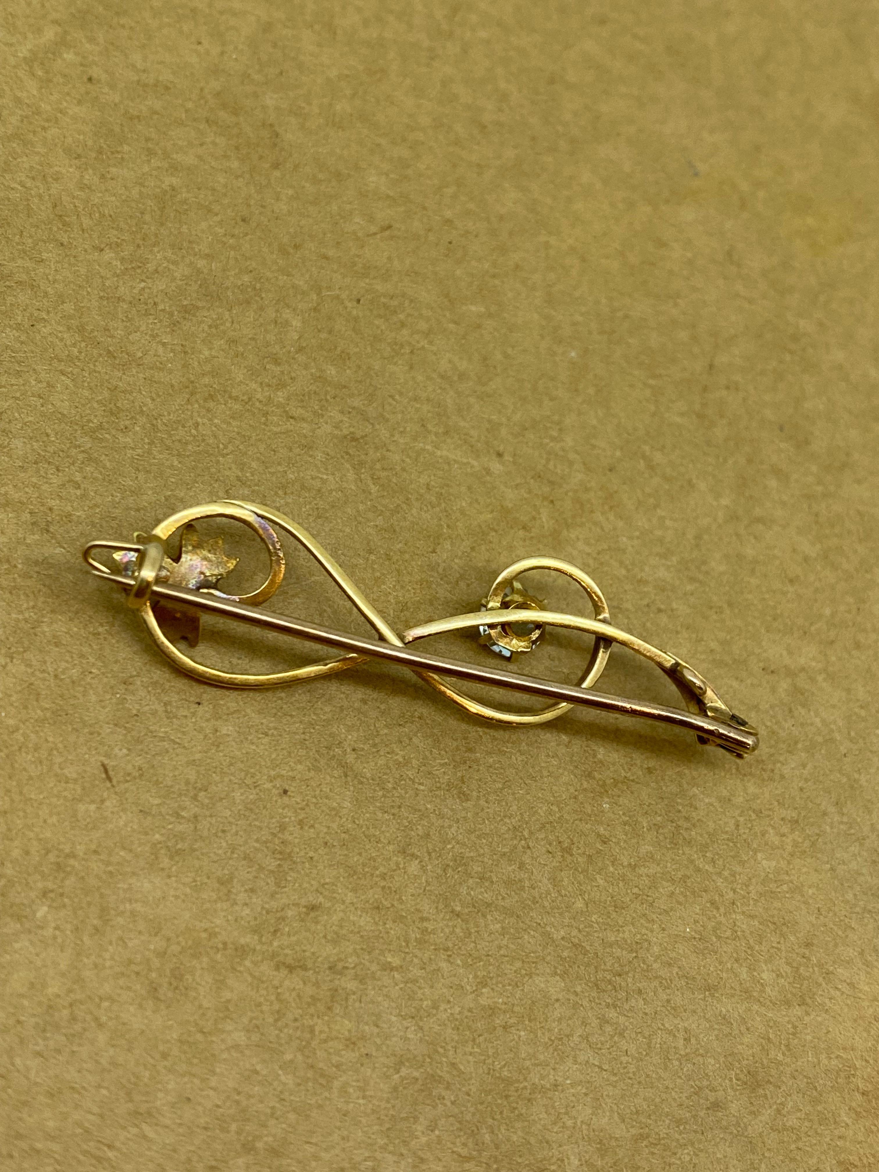 Round Cut Art Nouveau Aquamarine (0.60ct), Seed Pearl, 15K Rose Gold Floral Motif Brooch For Sale
