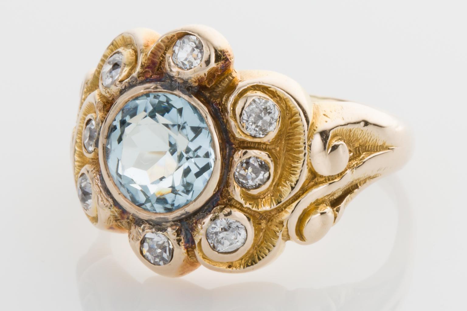 Art Nouveau Aquamarine and Diamond 14 Karat Yellow Gold Ring (Rundschliff) im Angebot