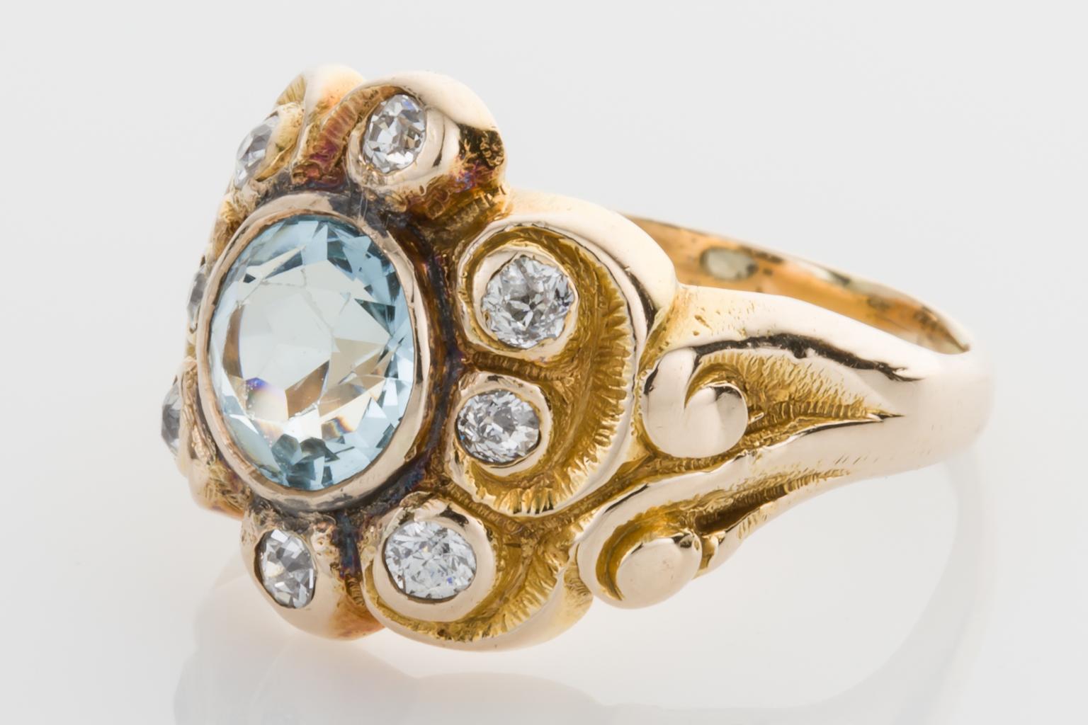 Art Nouveau Aquamarine and Diamond 14 Karat Yellow Gold Ring For Sale 3