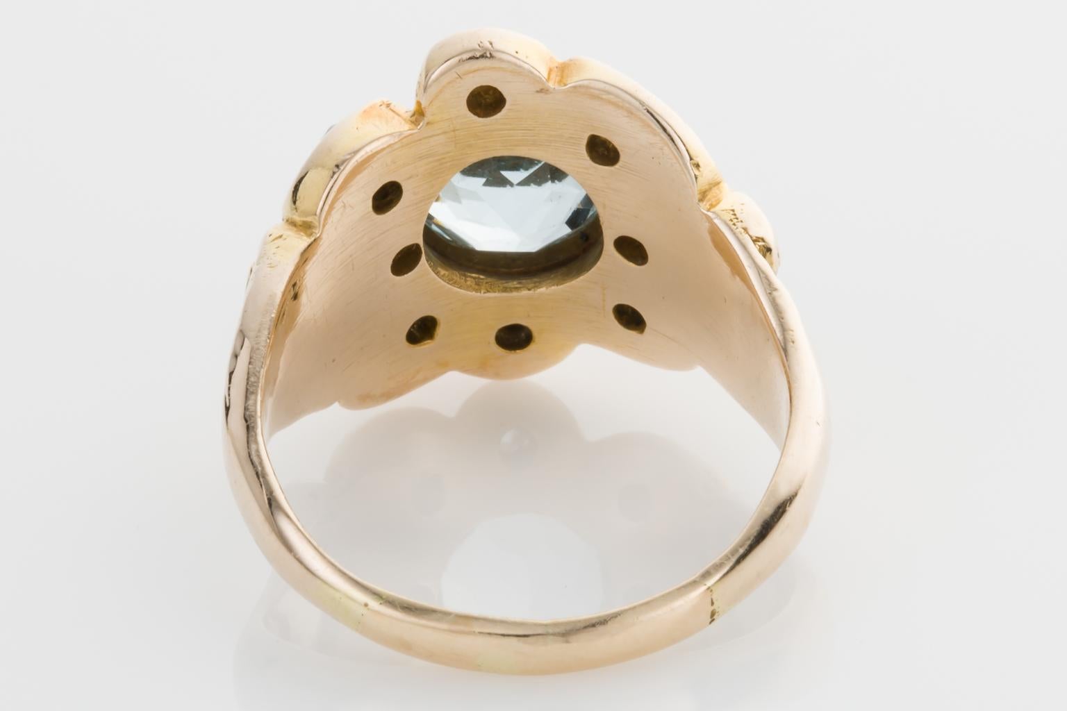 Art Nouveau Aquamarine and Diamond 14 Karat Yellow Gold Ring im Angebot 3