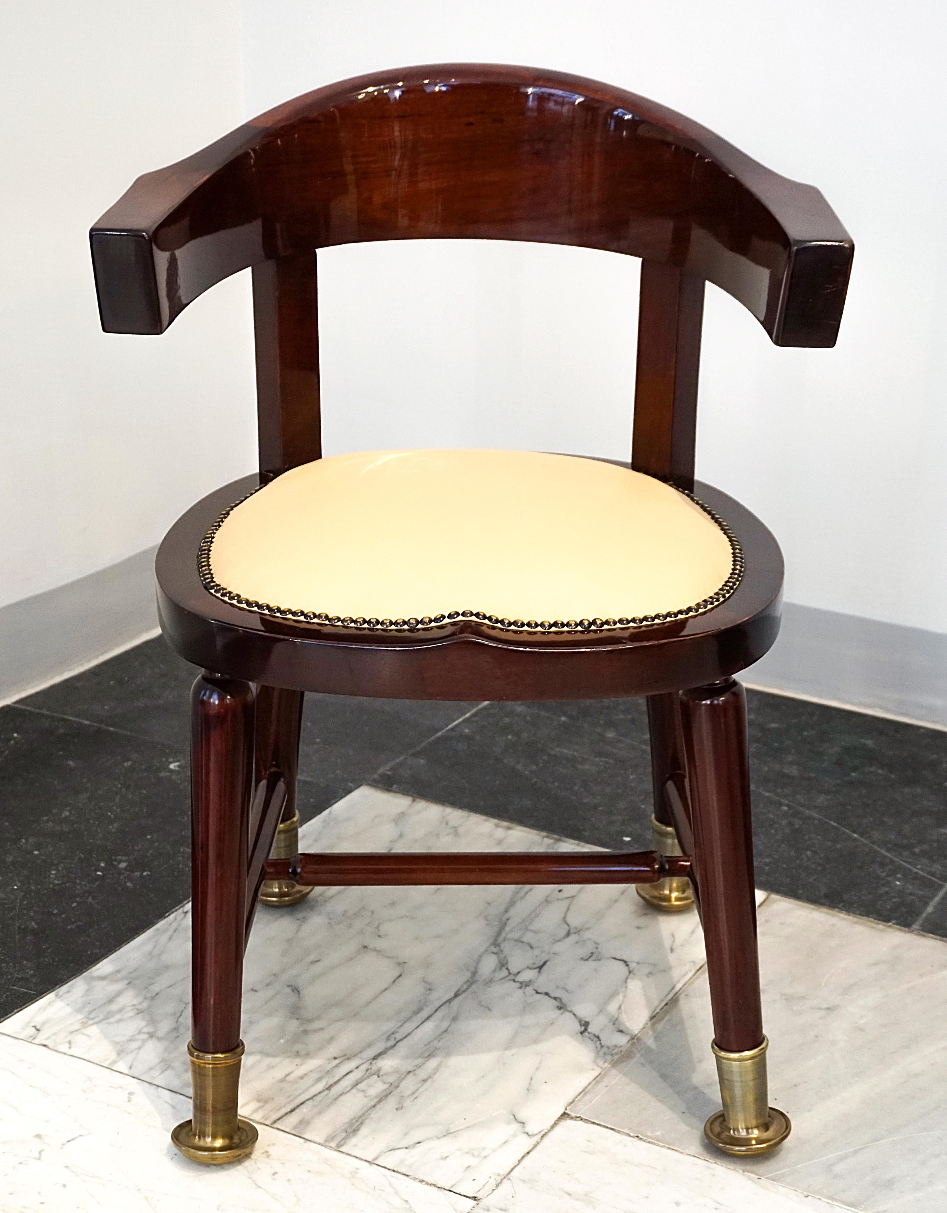 Adolf Loos (1870 - 1933) a conçu le modèle de chaise présenté ici en 1899, d'après un modèle anglais, dans le cadre de ses premiers travaux d'architecte d'intérieur pour la salle à manger de l'appartement d'Eugen Stössler à Vienne. L'omission des