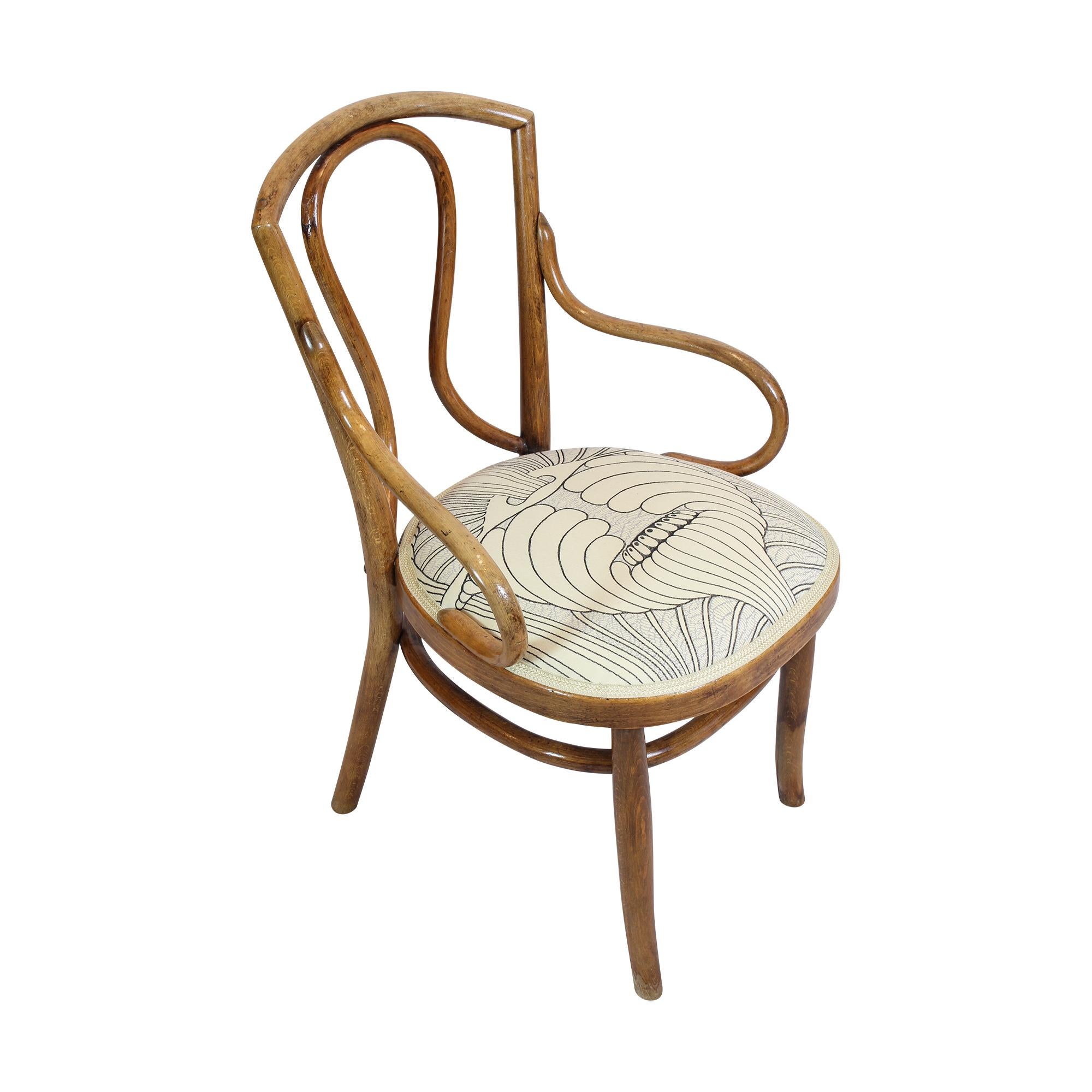 Der Jugendstilsessel wurde aus Bugholz gefertigt. Der Sitz wurde neu gepolstert und mit einem sehr schönen Jugendstilstoff bezogen.  Der Stuhl erinnert an Thonet-Stühle, aber es ist kein Label oder Stempel zu sehen. Der Stuhl ist in einem guten