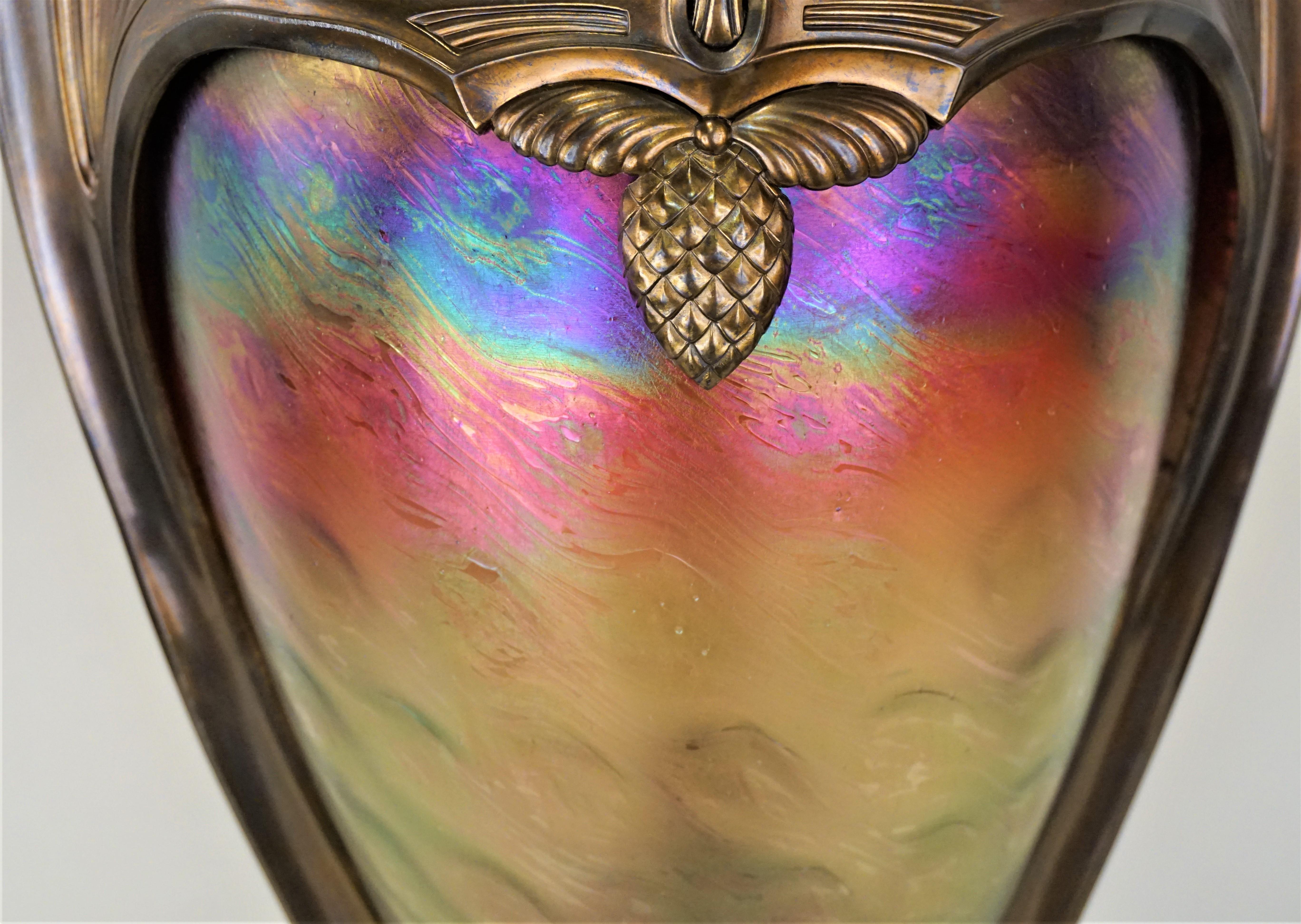 Vaso di vetro di grandi dimensioni in stile Art Nouveau/Art Deco con base in bronzo patinato 2