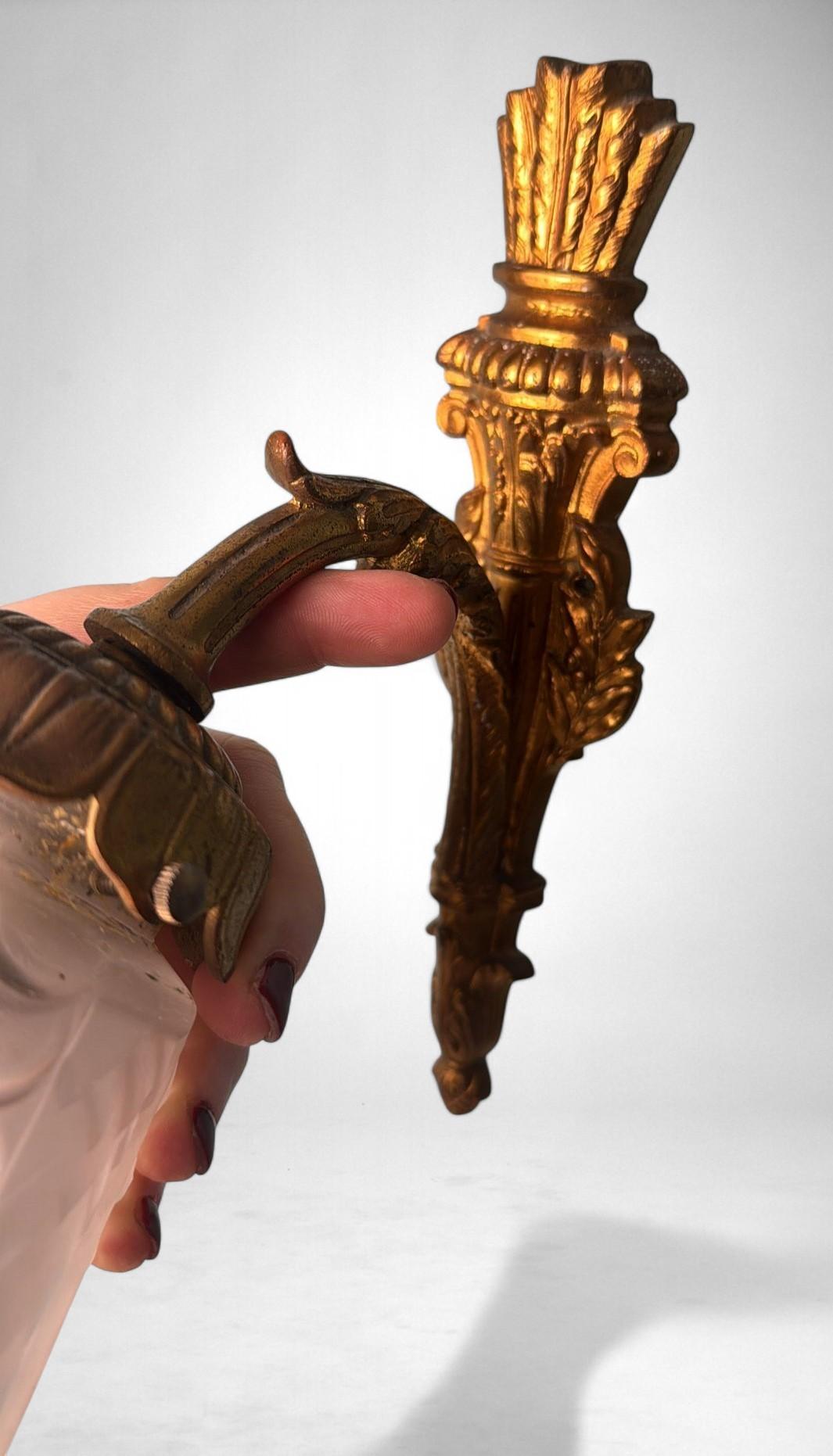 Coppia di lampade da parete in bronzo dorato e vetro tagliato in stile Art Nouveau Art Deco in vendita 4
