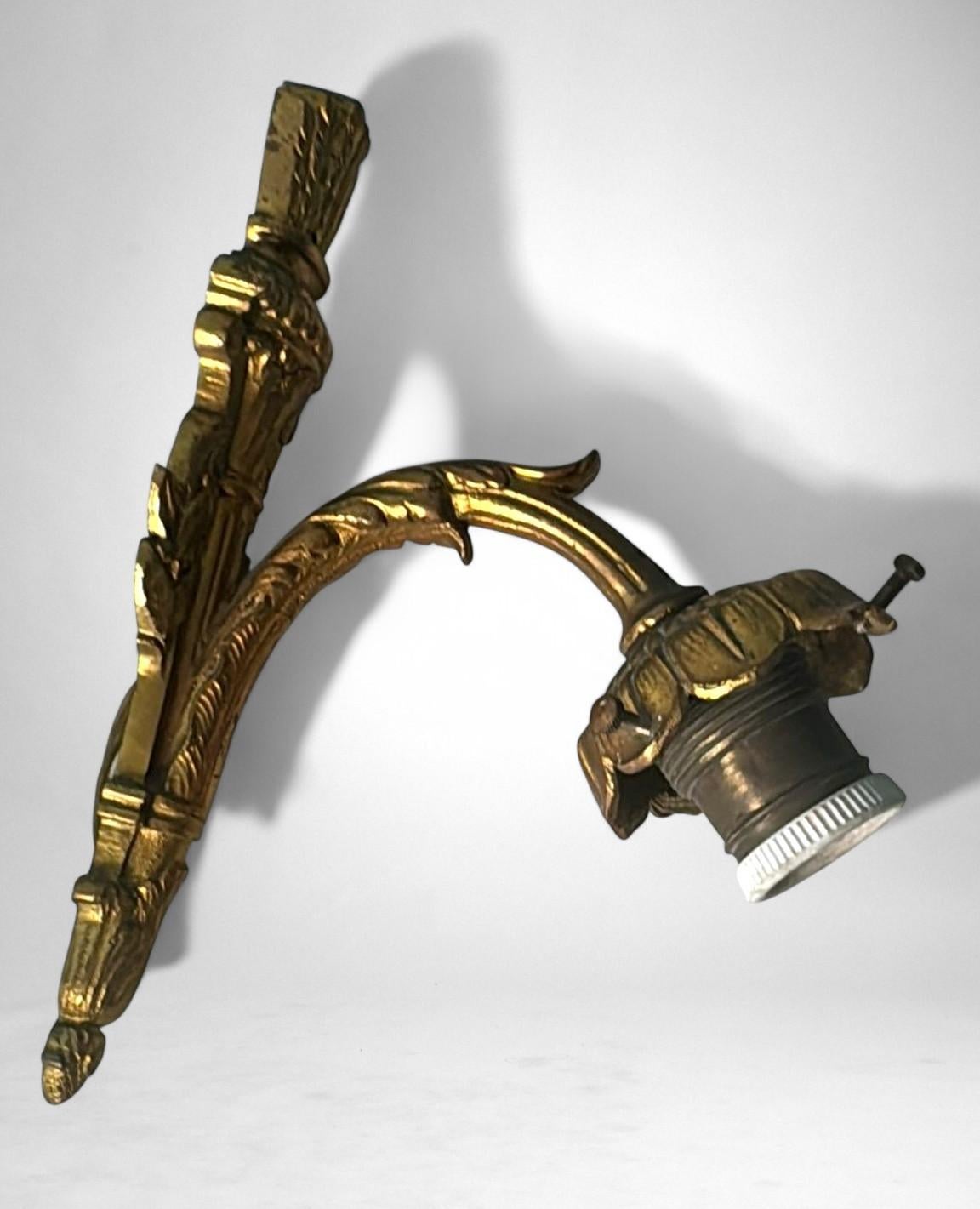 Coppia di lampade da parete in bronzo dorato e vetro tagliato in stile Art Nouveau Art Deco in vendita 5