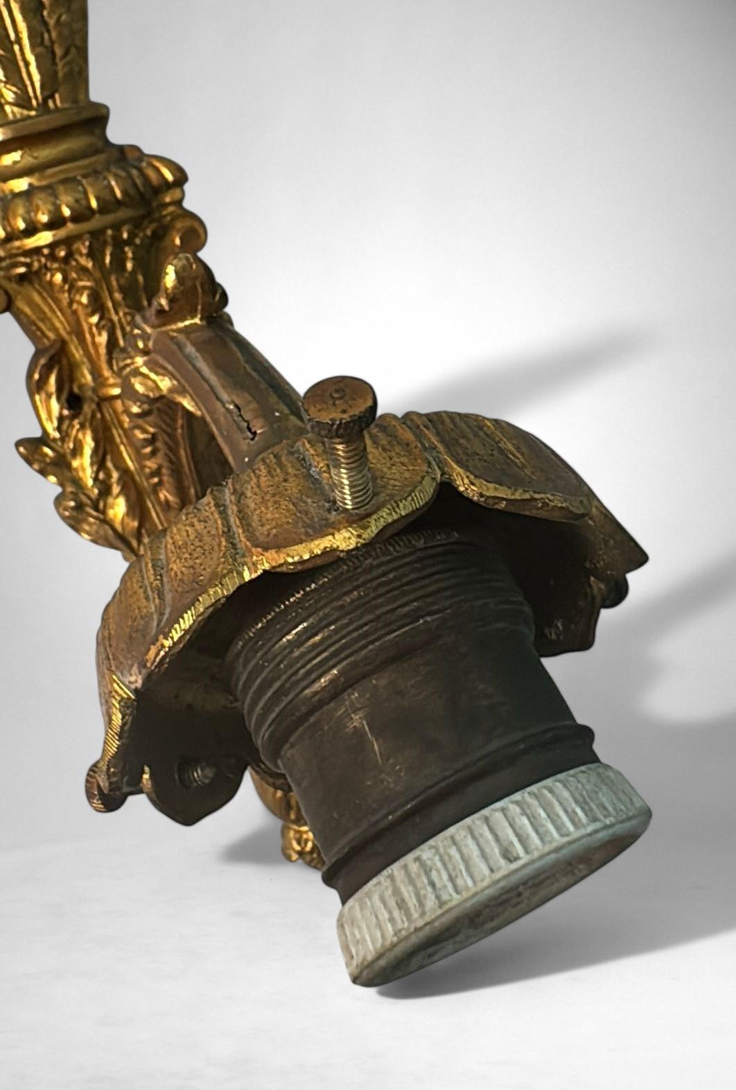 Coppia di lampade da parete in bronzo dorato e vetro tagliato in stile Art Nouveau Art Deco in vendita 8