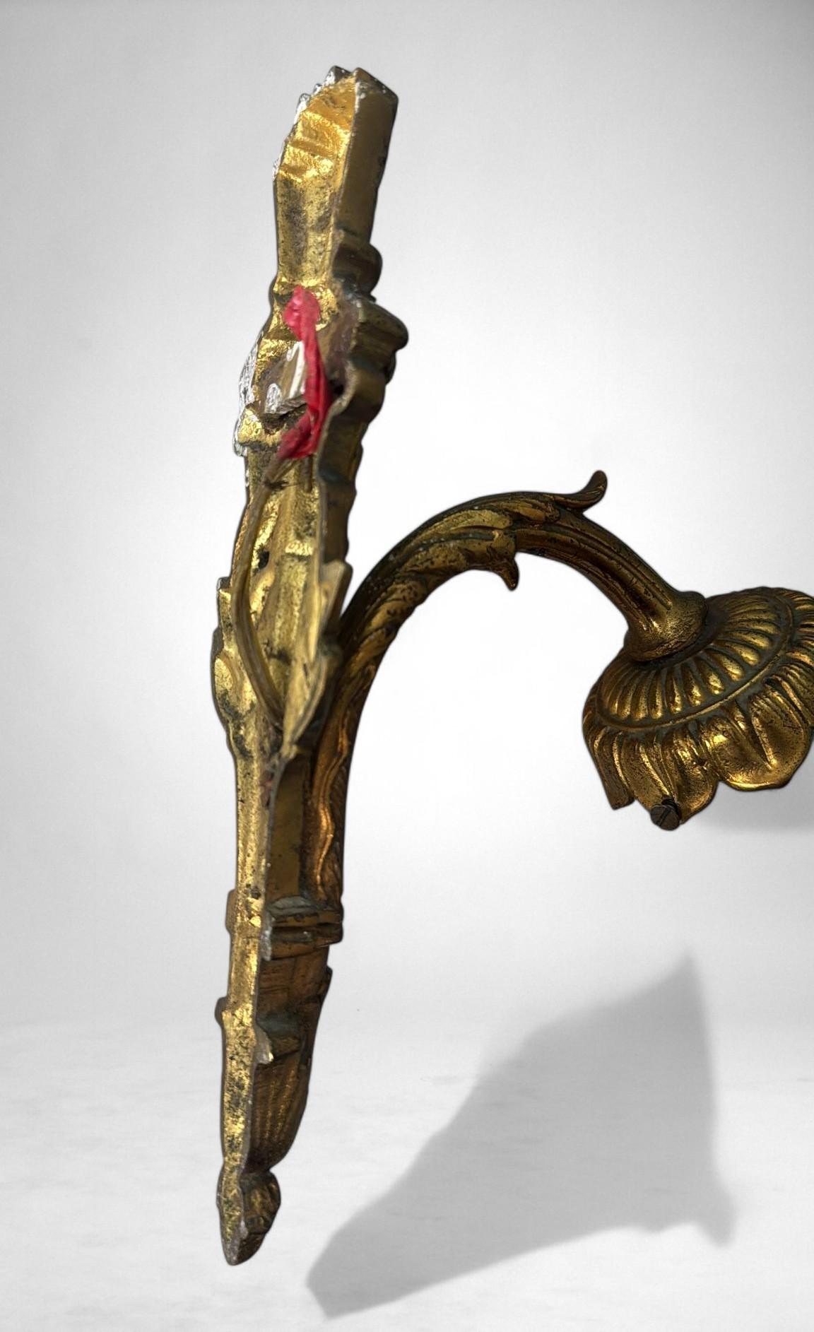 Coppia di lampade da parete in bronzo dorato e vetro tagliato in stile Art Nouveau Art Deco in vendita 9