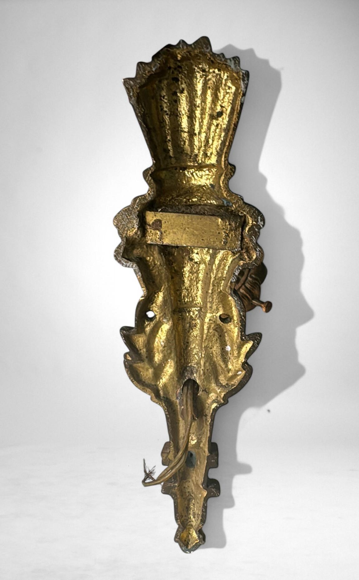 Coppia di lampade da parete in bronzo dorato e vetro tagliato in stile Art Nouveau Art Deco in vendita 11