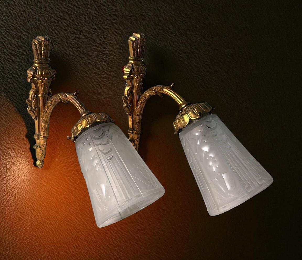 Coppia di lampade da parete in bronzo dorato e vetro tagliato in stile Art Nouveau Art Deco in vendita 12