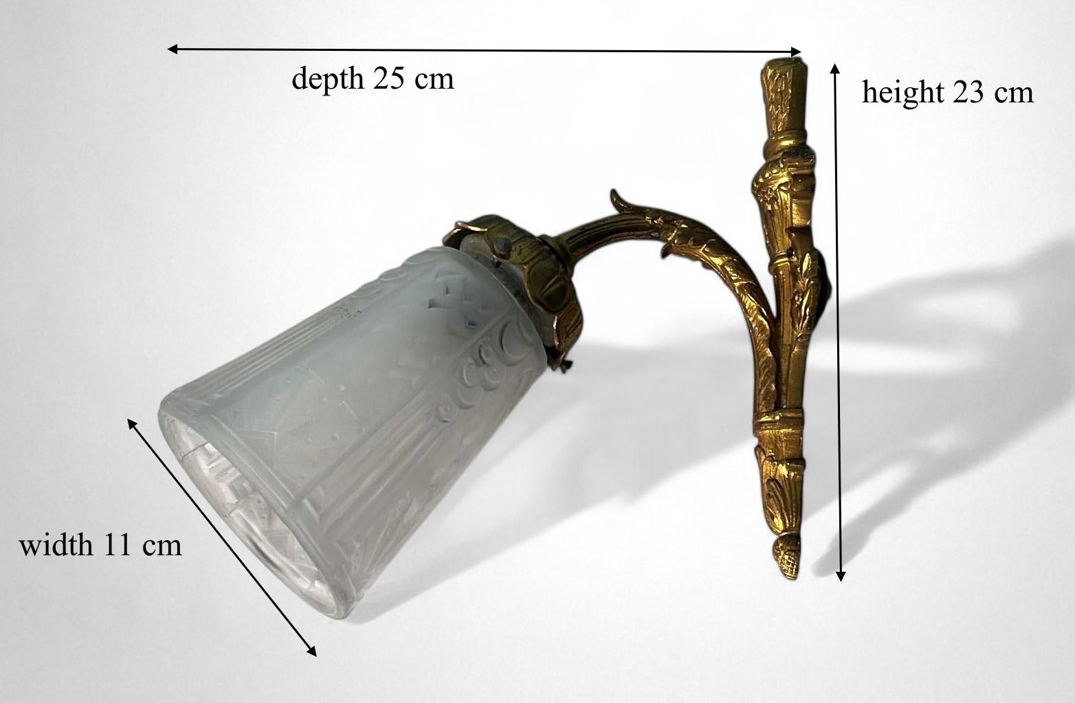 Coppia di lampade da parete in bronzo dorato e vetro tagliato in stile Art Nouveau Art Deco in vendita 13