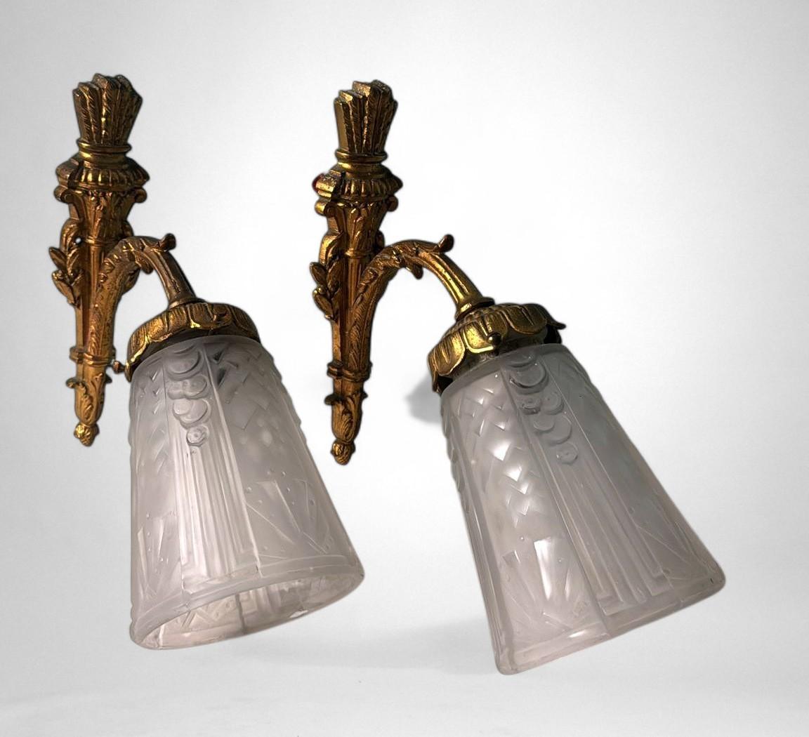 Francese Coppia di lampade da parete in bronzo dorato e vetro tagliato in stile Art Nouveau Art Deco in vendita