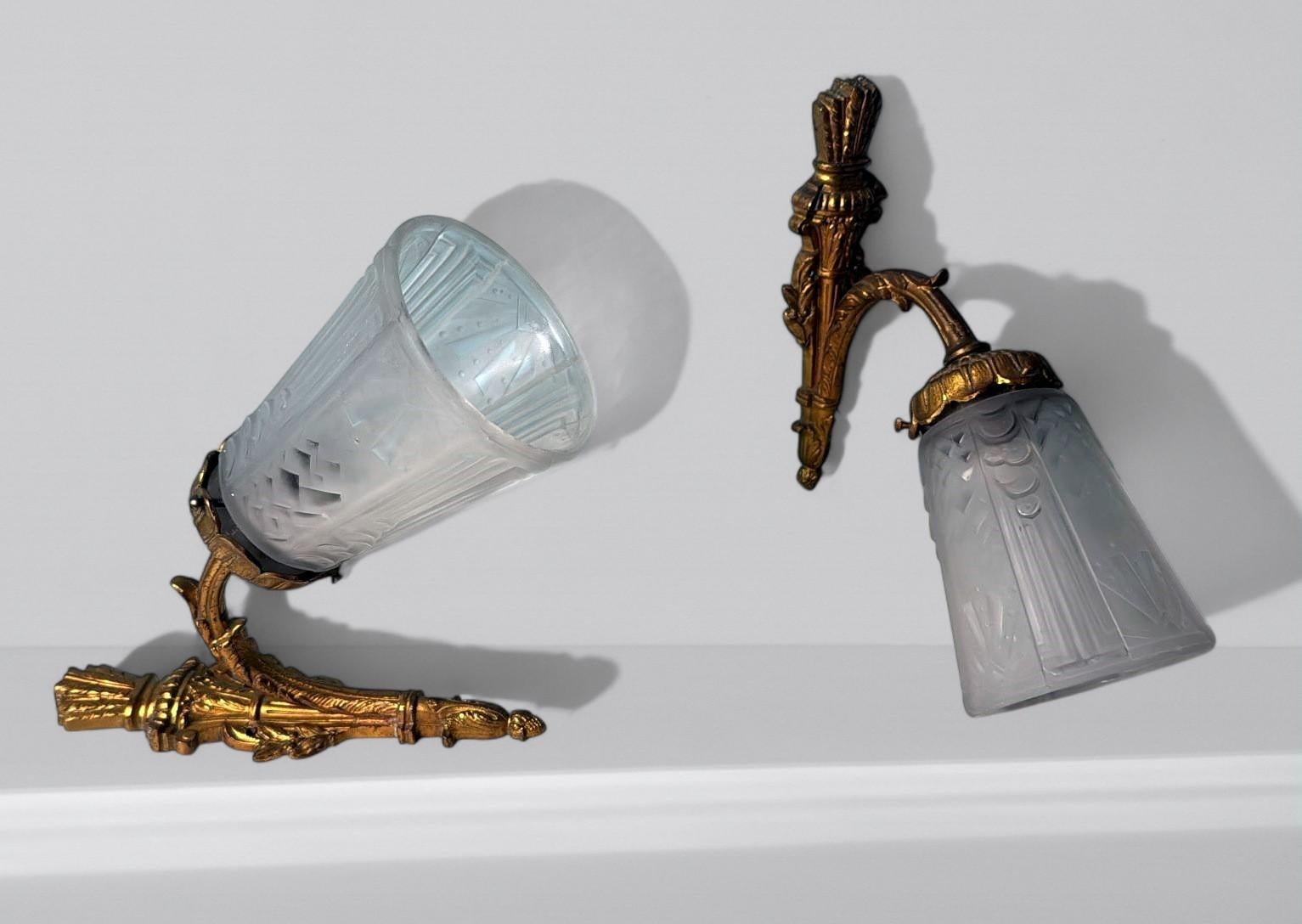 Dorato Coppia di lampade da parete in bronzo dorato e vetro tagliato in stile Art Nouveau Art Deco in vendita