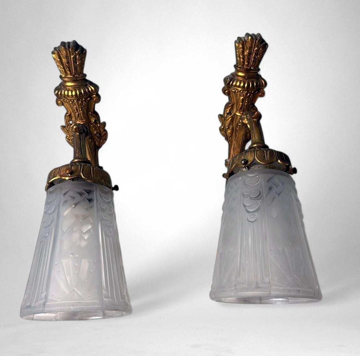 Coppia di lampade da parete in bronzo dorato e vetro tagliato in stile Art Nouveau Art Deco In condizioni buone in vendita a Prato, Tuscany