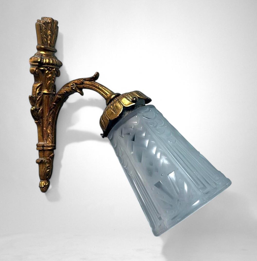 XX secolo Coppia di lampade da parete in bronzo dorato e vetro tagliato in stile Art Nouveau Art Deco in vendita