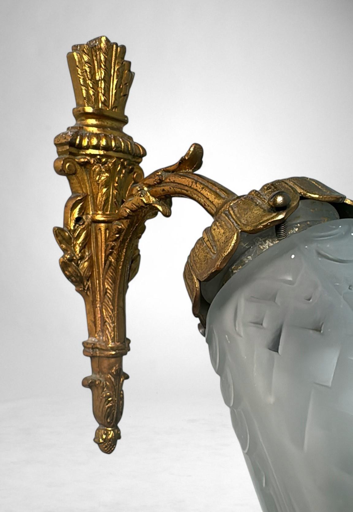 Coppia di lampade da parete in bronzo dorato e vetro tagliato in stile Art Nouveau Art Deco in vendita 1