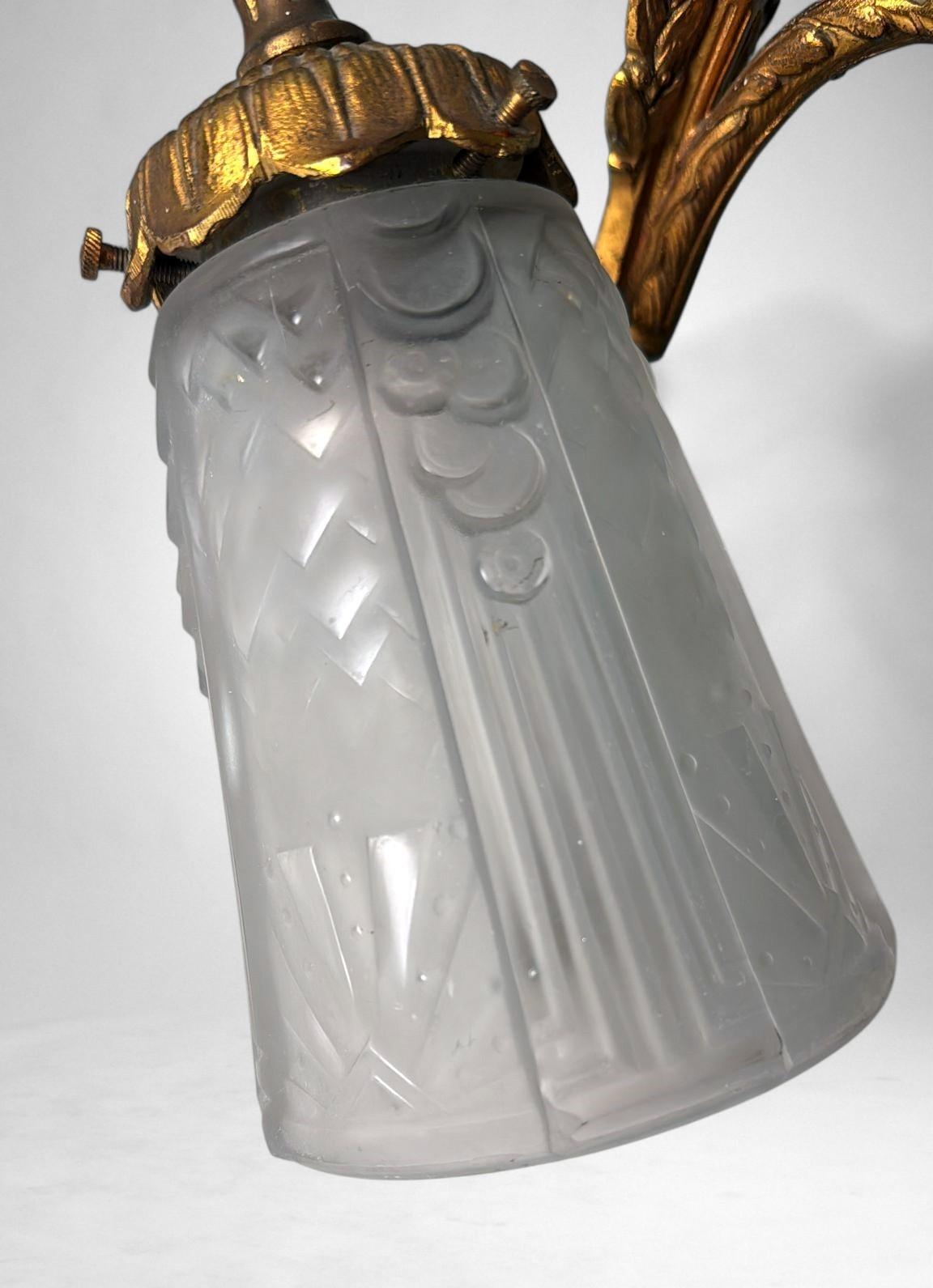 Coppia di lampade da parete in bronzo dorato e vetro tagliato in stile Art Nouveau Art Deco in vendita 2