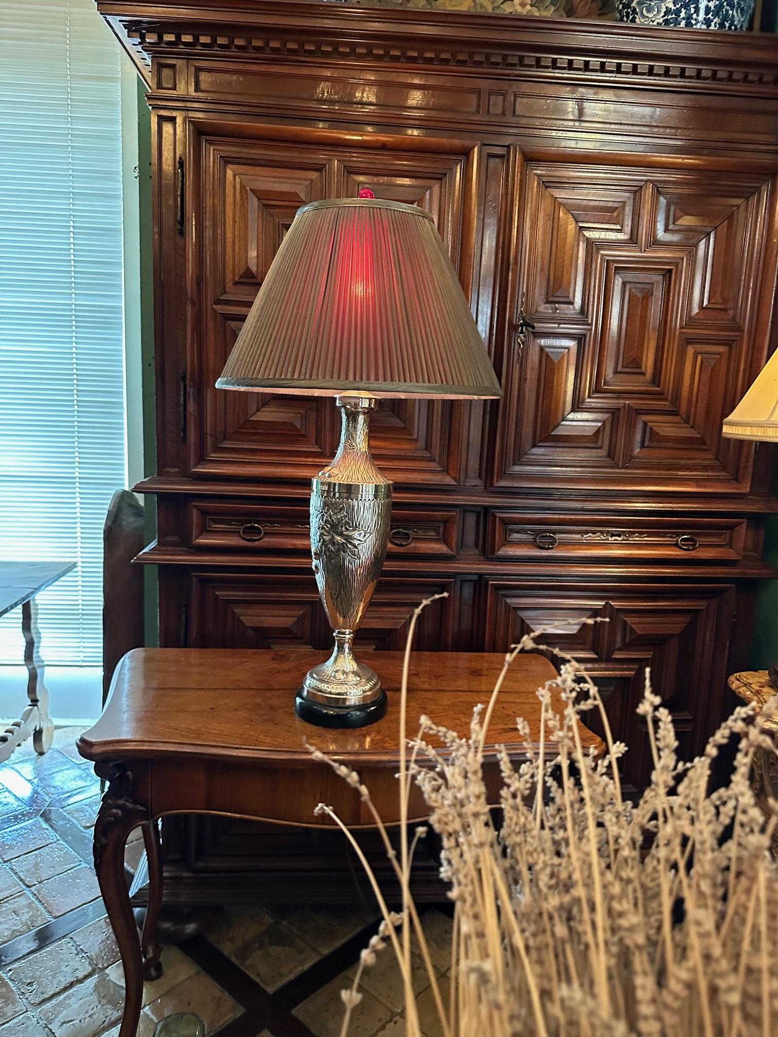 Art déco Lampe de bureau Art Nouveau Art Déco en forme d'urne en argent avec abat-jour ancien LA CA en vente
