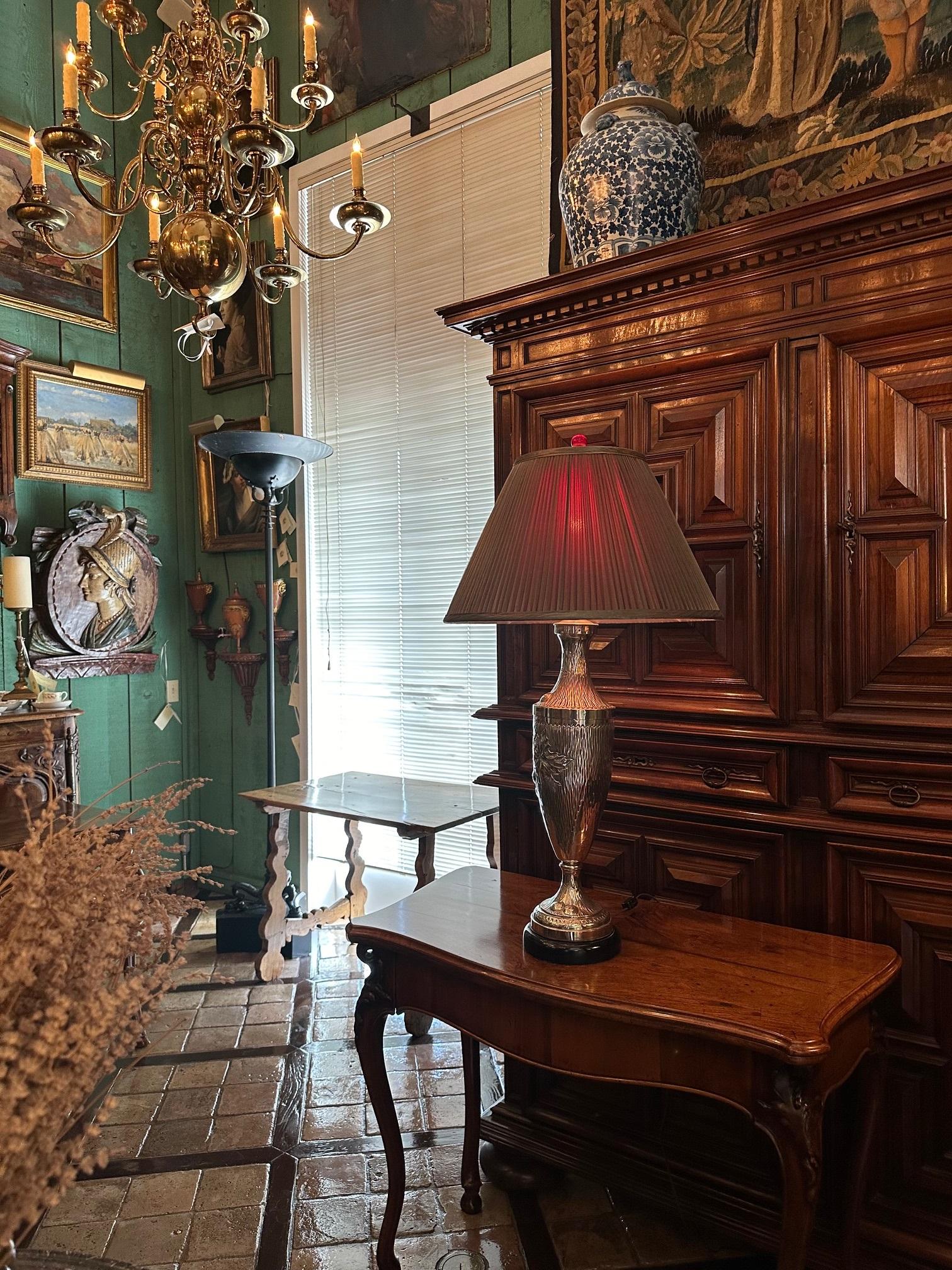 Européen Lampe de bureau Art Nouveau Art Déco en forme d'urne en argent avec abat-jour ancien LA CA en vente