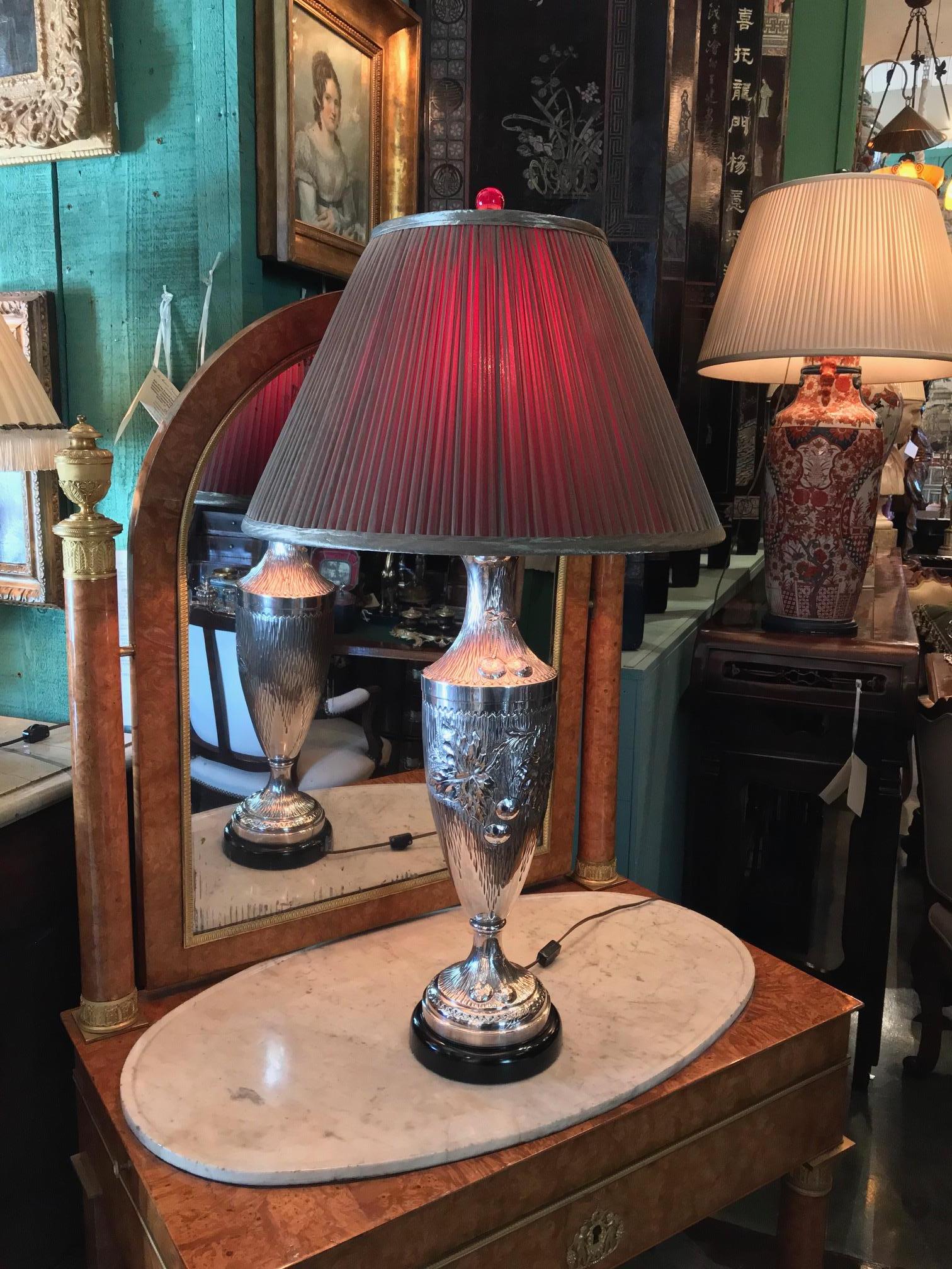 Lampe de bureau Art Nouveau Art Déco en forme d'urne en argent avec abat-jour ancien LA CA en vente 1