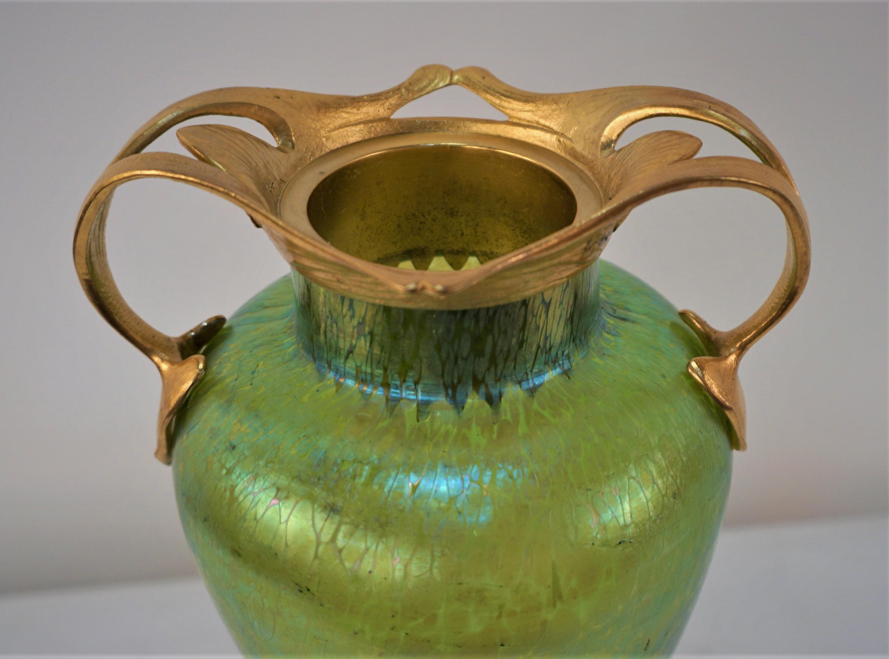 Jugendstil-Kunstglasvase aus vergoldeter Bronze (Österreichisch) im Angebot
