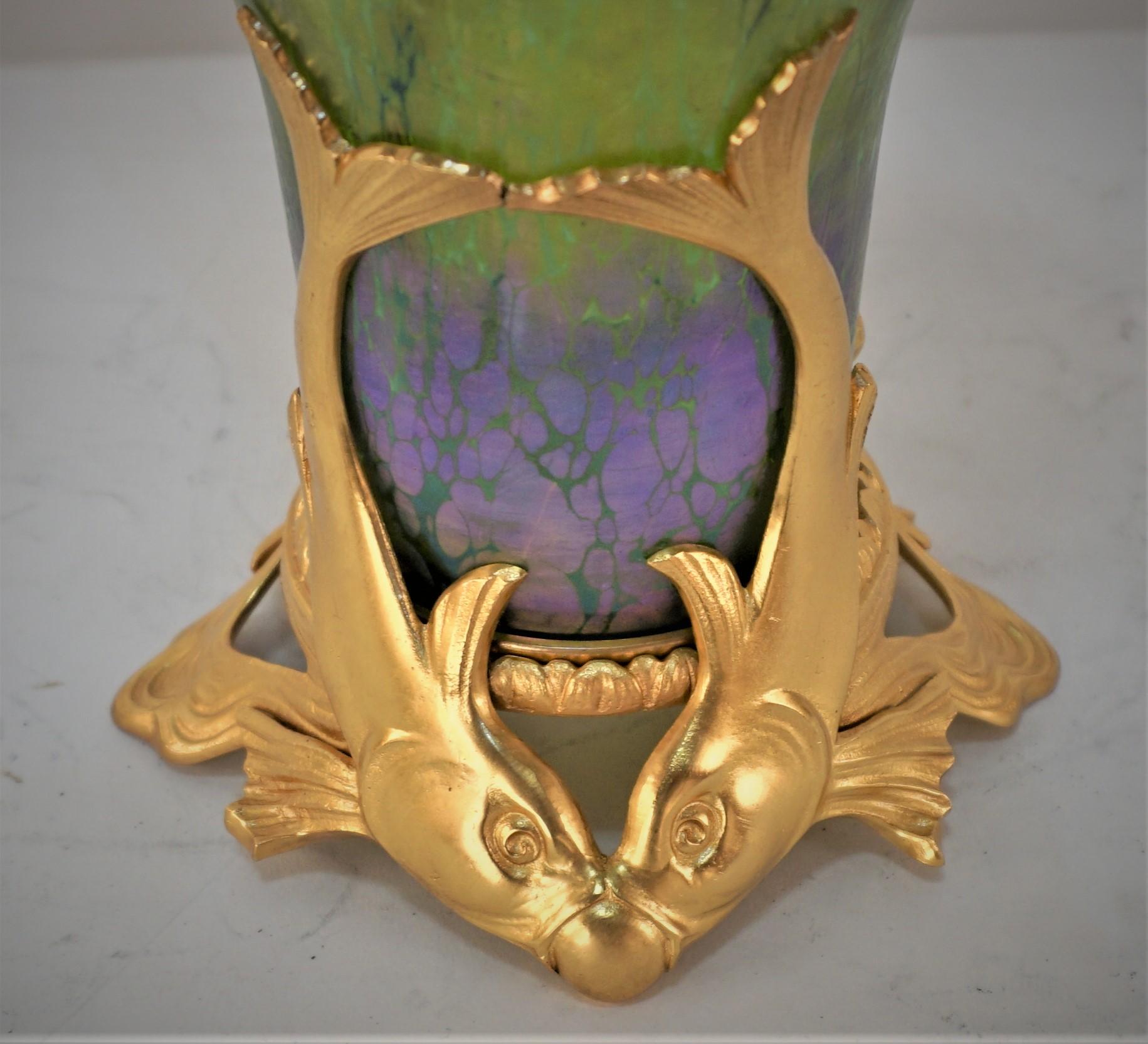Jugendstil-Kunstglasvase aus vergoldeter Bronze (Frühes 20. Jahrhundert) im Angebot