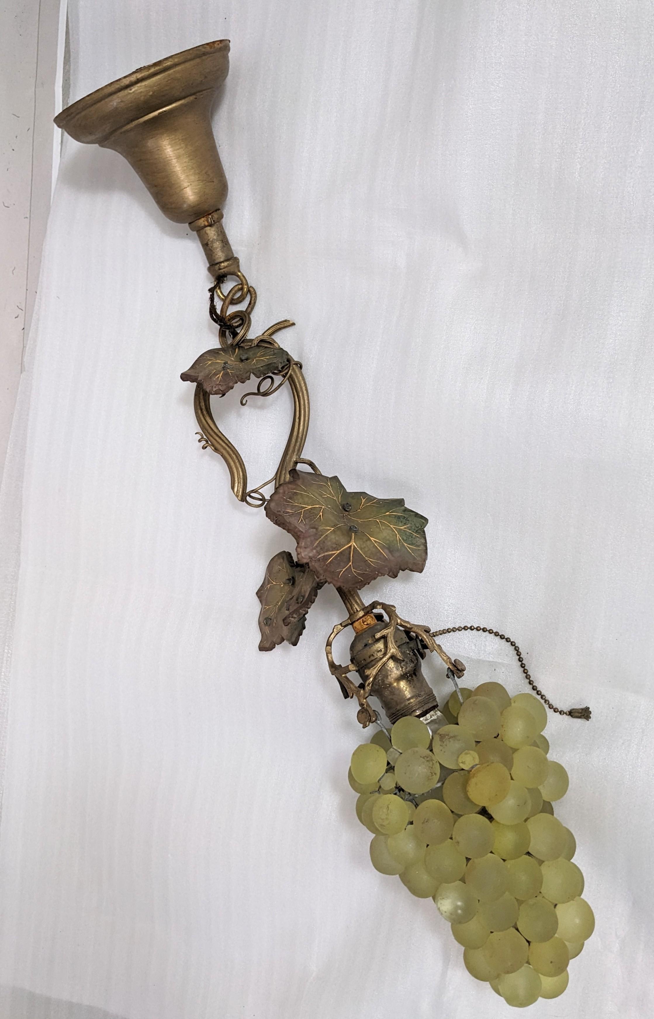 Hübsche Art Nouveau Art Glass Grape Pendelleuchte europäischer Herkunft mit 2 Sets von Art Glass Grape Clusters in gelbem und urangrünem Glas. Aufwändige, wirbelnde Metallarbeit mit Ranken und geformten Blättern aus Kunstglas mit handgemalten
