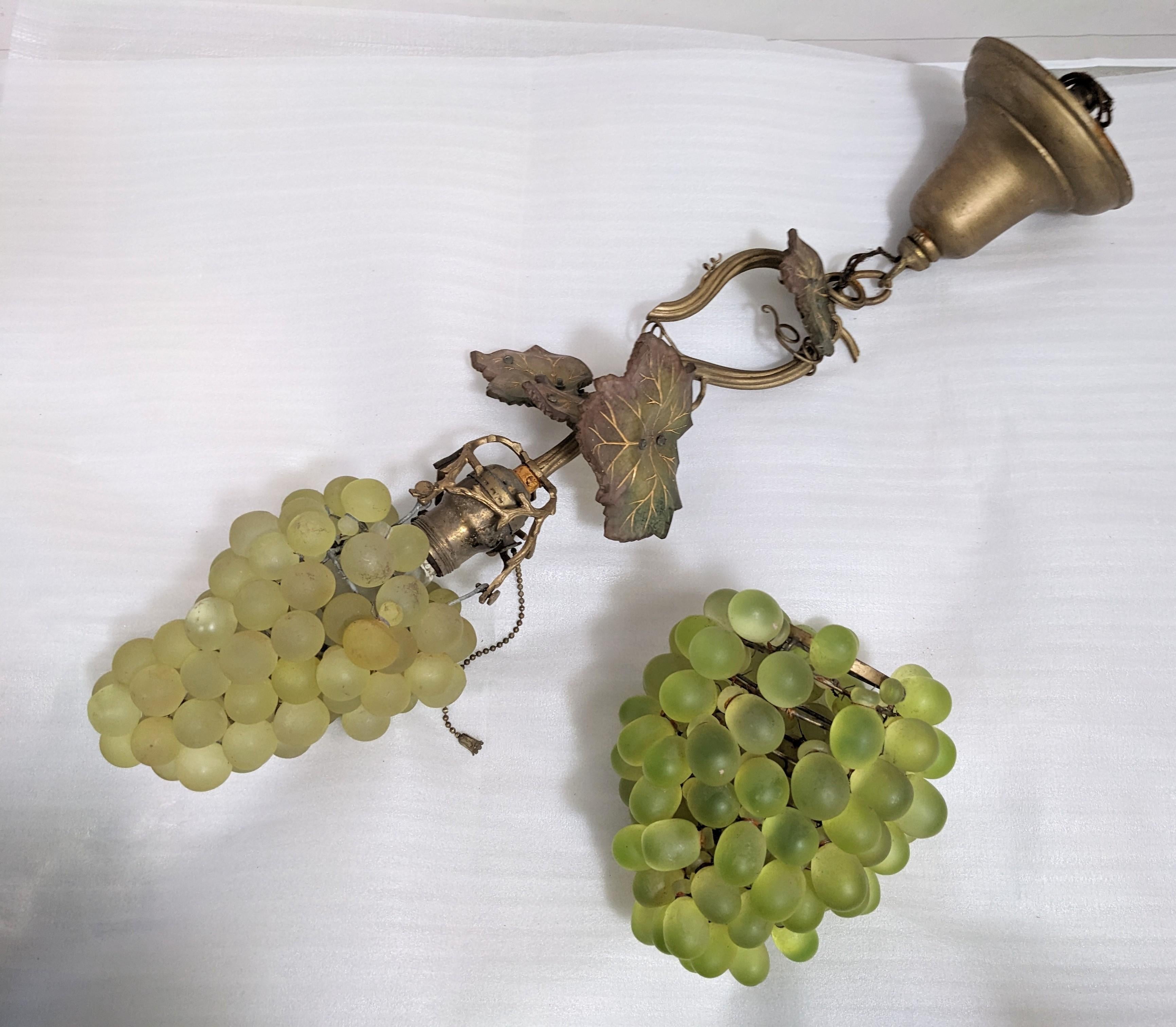 Français Lampe à suspension Art Nouveau en forme de raisin avec 2 abat-jour en vente