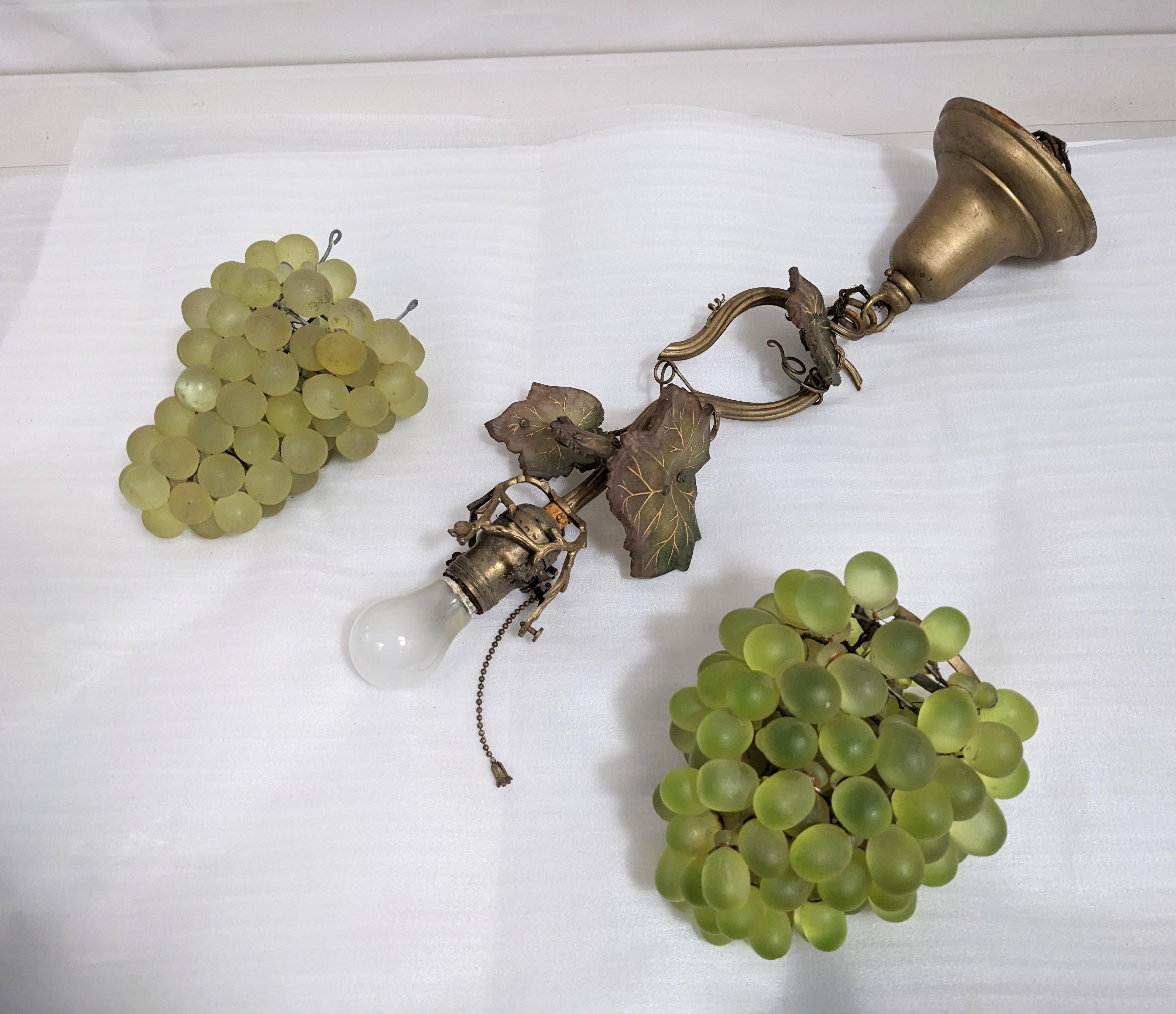 Lampe à suspension Art Nouveau en forme de raisin avec 2 abat-jour Bon état - En vente à Riverdale, NY