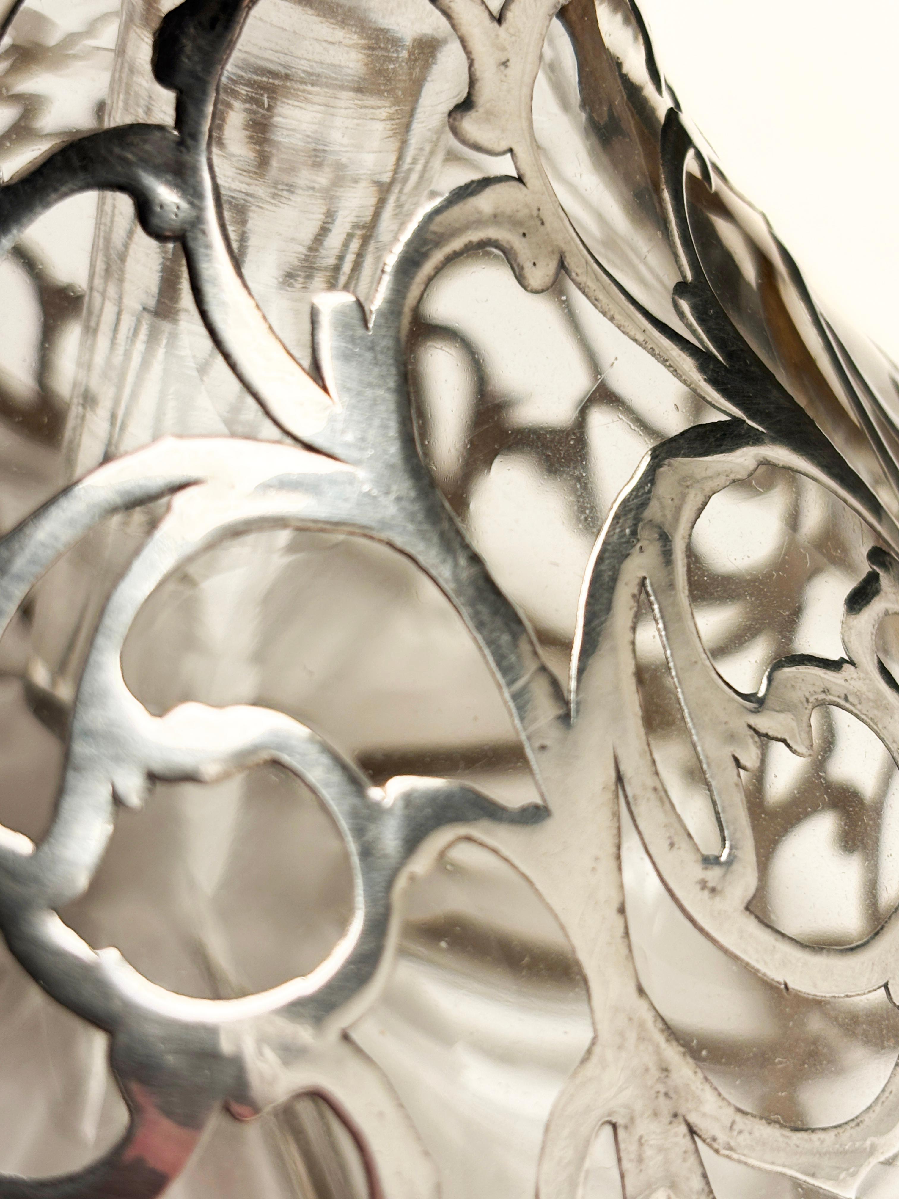 Bottiglia di profumo in vetro artistico Art Nouveau con sovrapposizione in sterling traforato in vendita 3