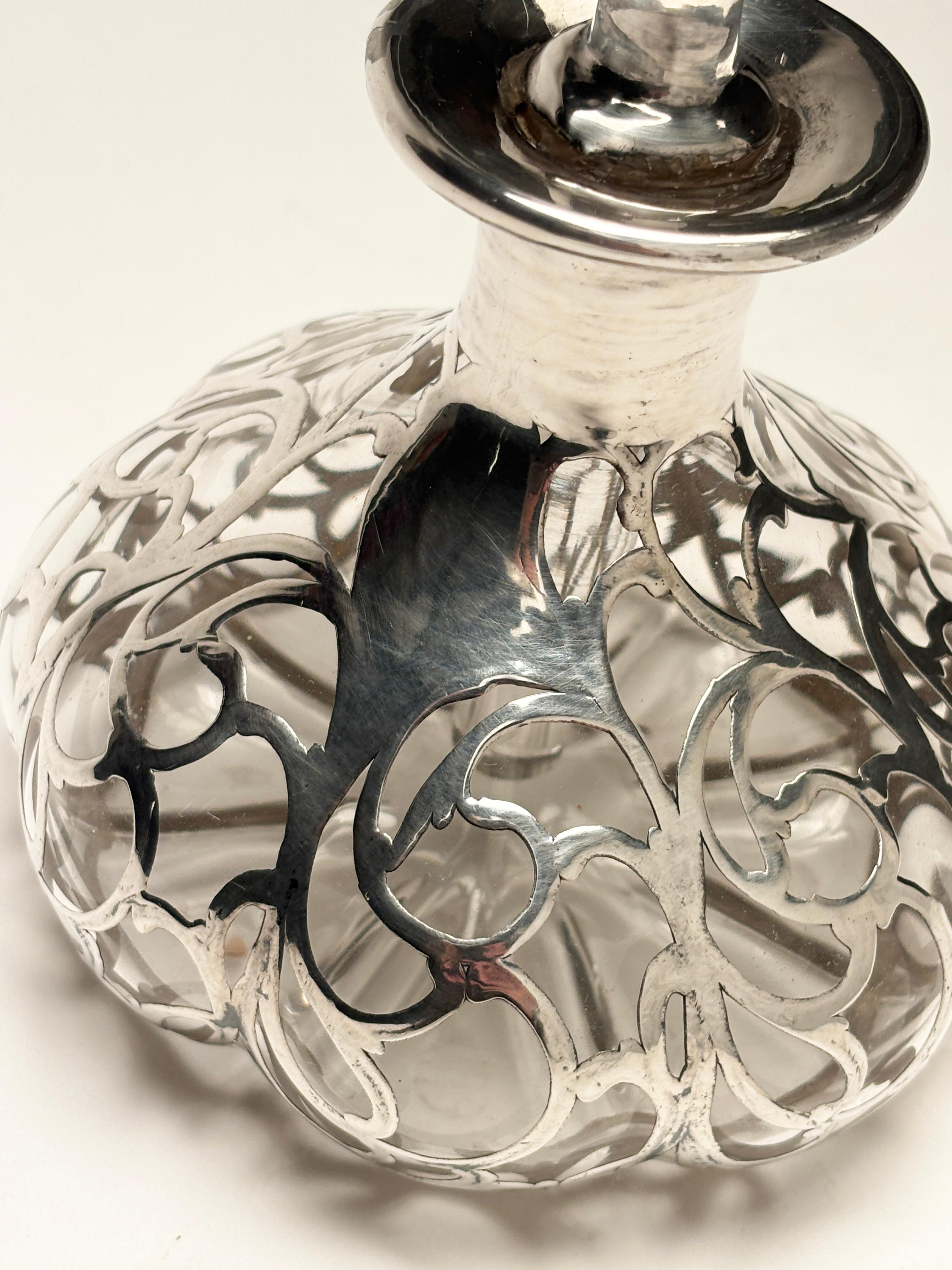 Bottiglia di profumo in vetro artistico Art Nouveau con sovrapposizione in sterling traforato in vendita 4