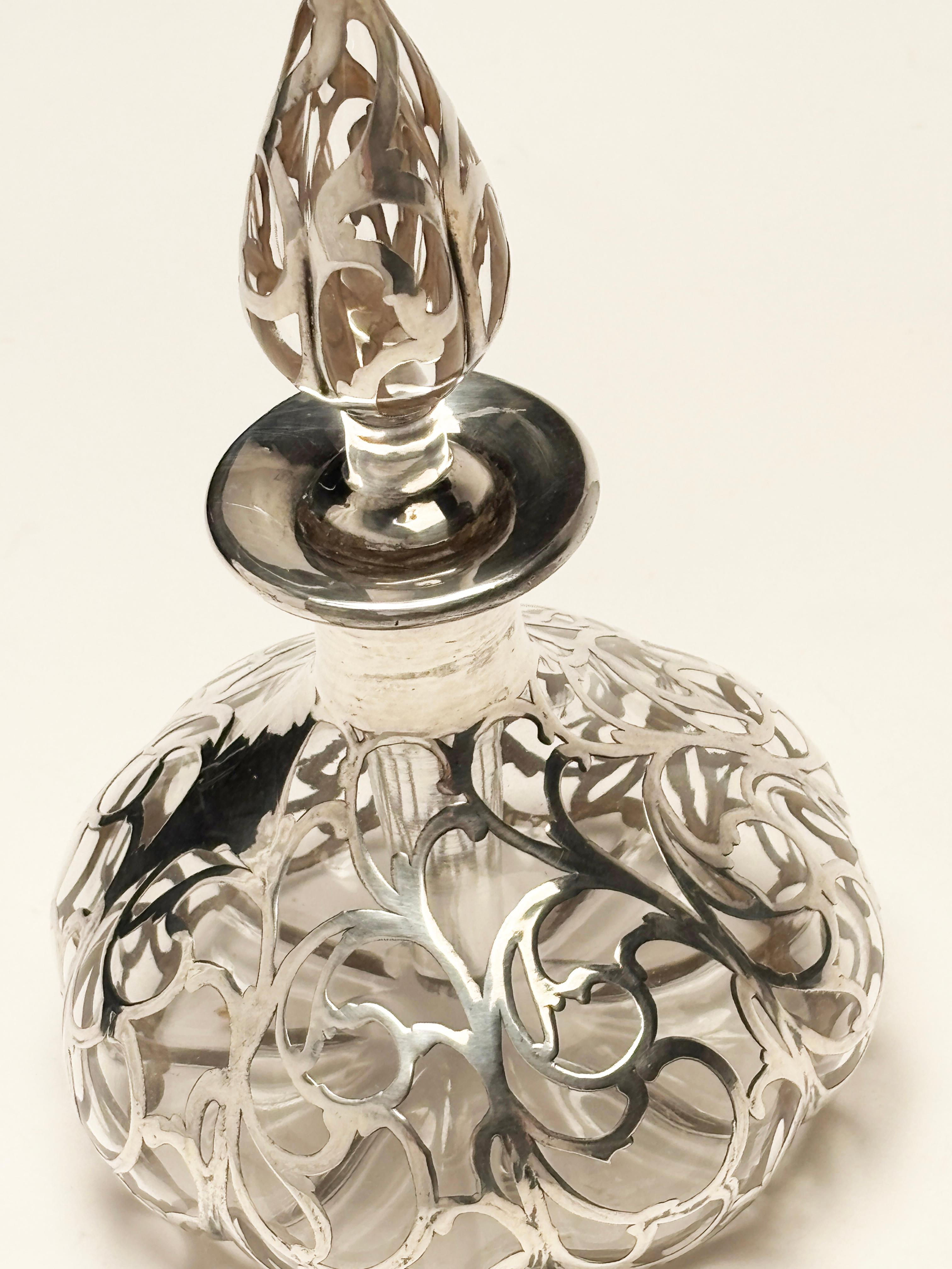 Bottiglia di profumo in vetro artistico Art Nouveau con sovrapposizione in sterling traforato in vendita 5