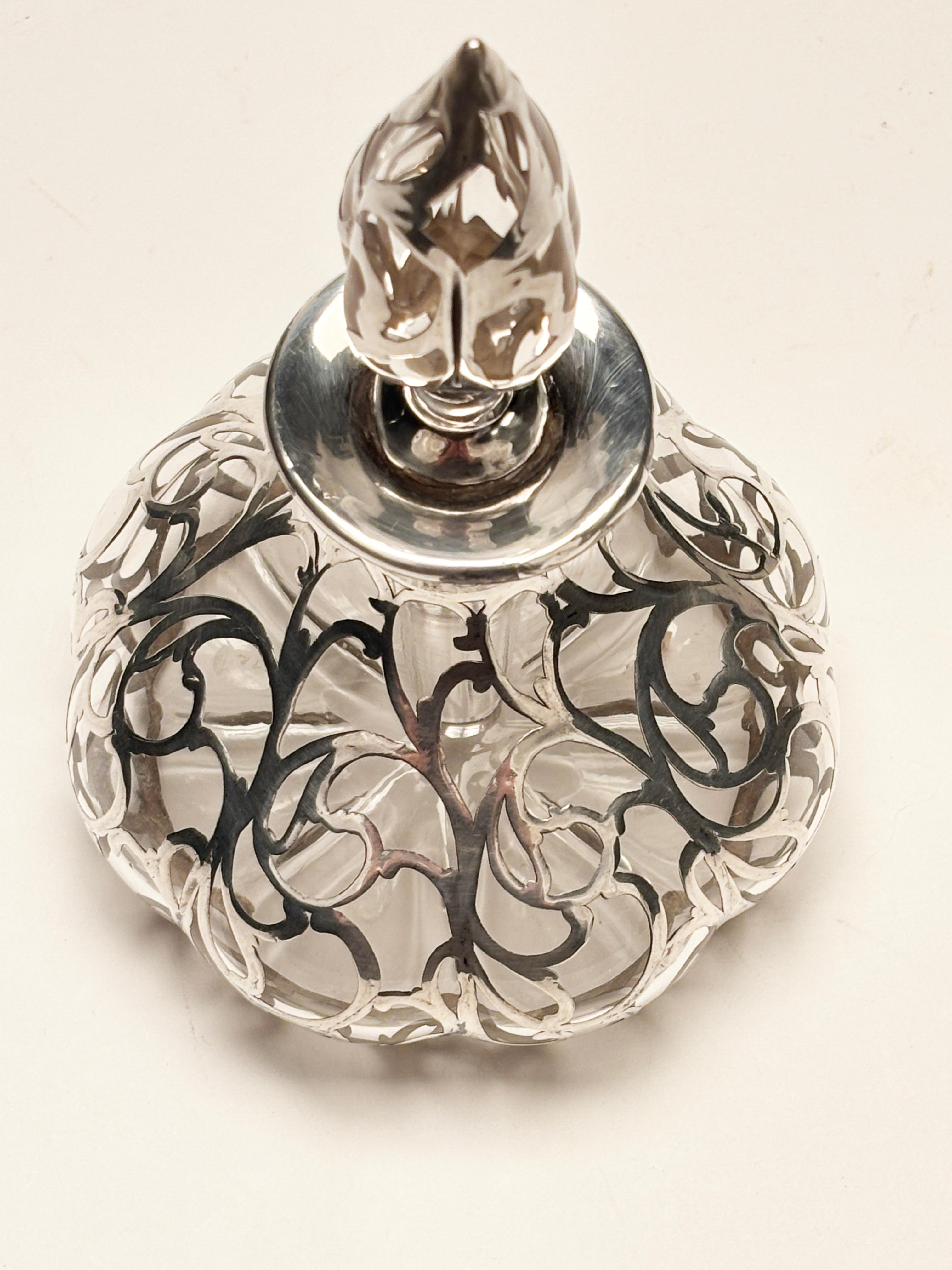 Bottiglia di profumo in vetro artistico Art Nouveau con sovrapposizione in sterling traforato in vendita 11