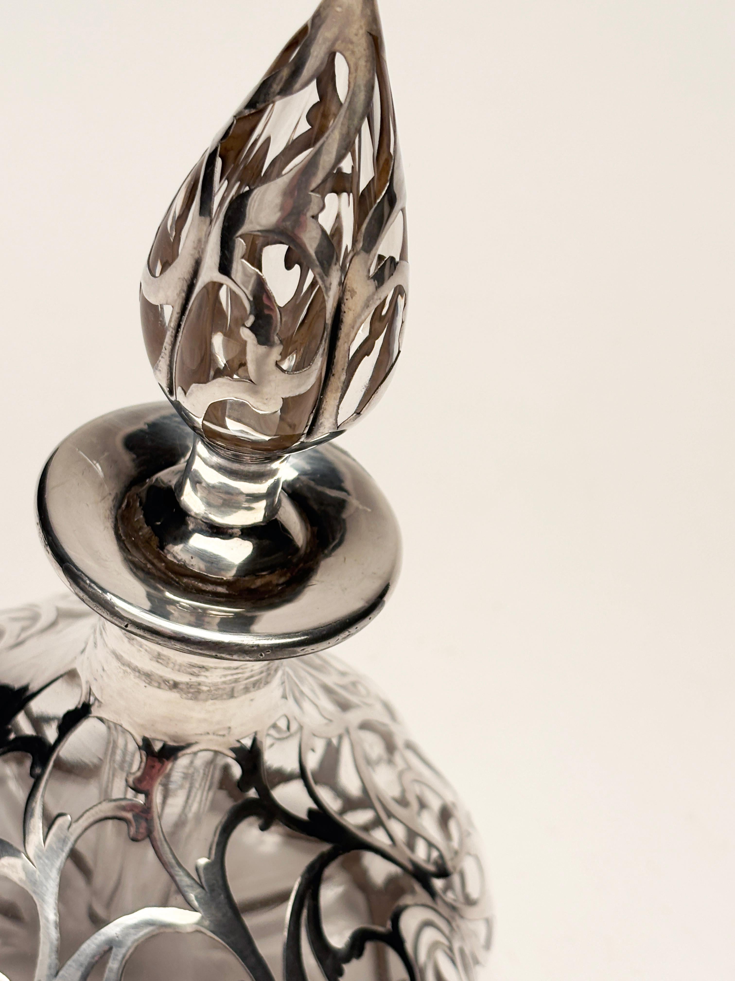 Entri nella tua camera da letto, è il 1895. Quando ti avvicini al tuo vanity ben arredato, lo vedi e sorridi. Come si può perdere questo splendido pezzo d'arte in vetro e sterling, che cattura tutto ciò che è Art Nouveau. Se ne sta lì, in tutta la