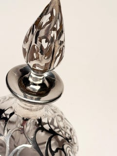 Bottiglia di profumo in vetro artistico Art Nouveau con sovrapposizione in sterling traforato
