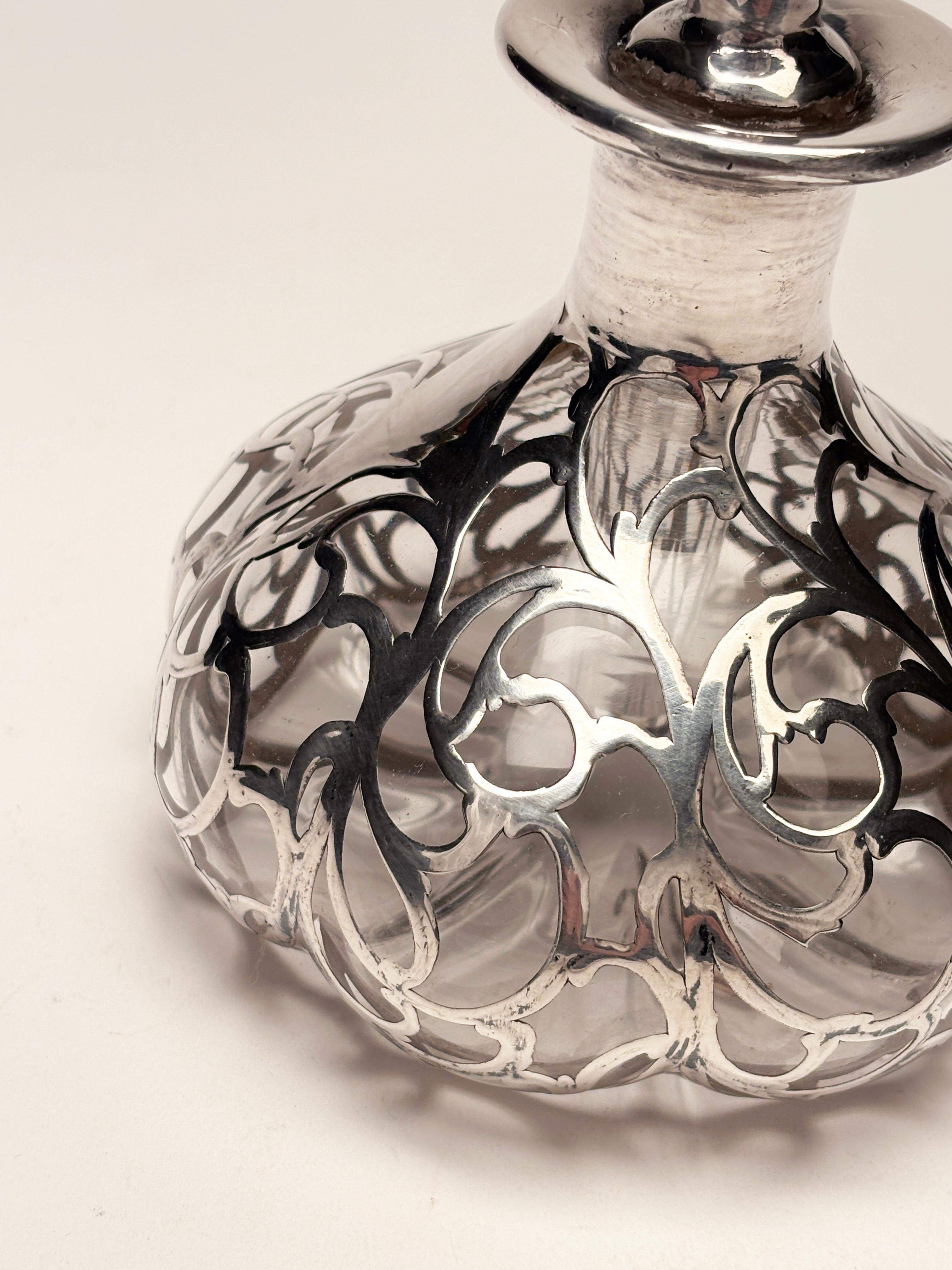Americano Bottiglia di profumo in vetro artistico Art Nouveau con sovrapposizione in sterling traforato in vendita