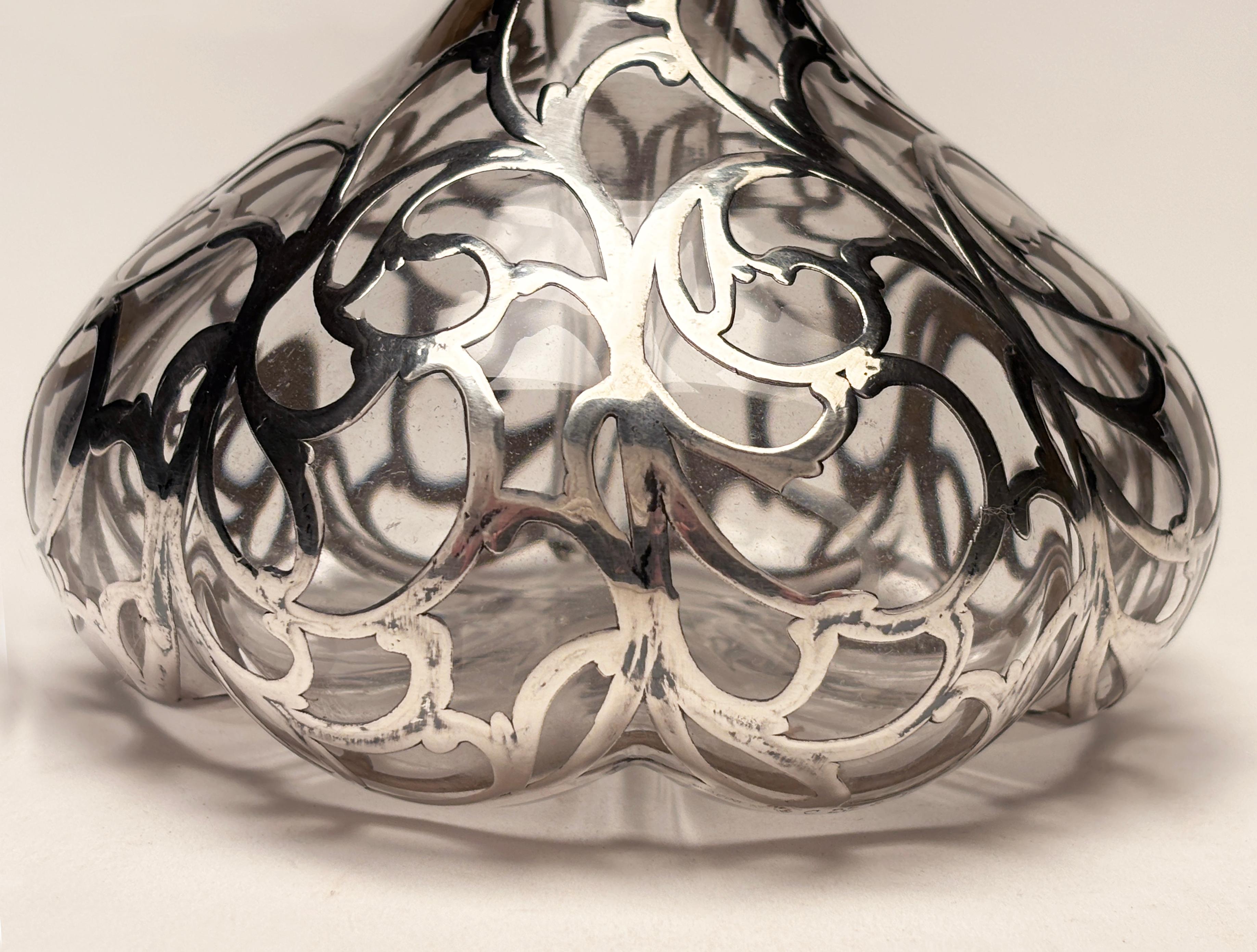 Realizzato con acquaforte Bottiglia di profumo in vetro artistico Art Nouveau con sovrapposizione in sterling traforato in vendita