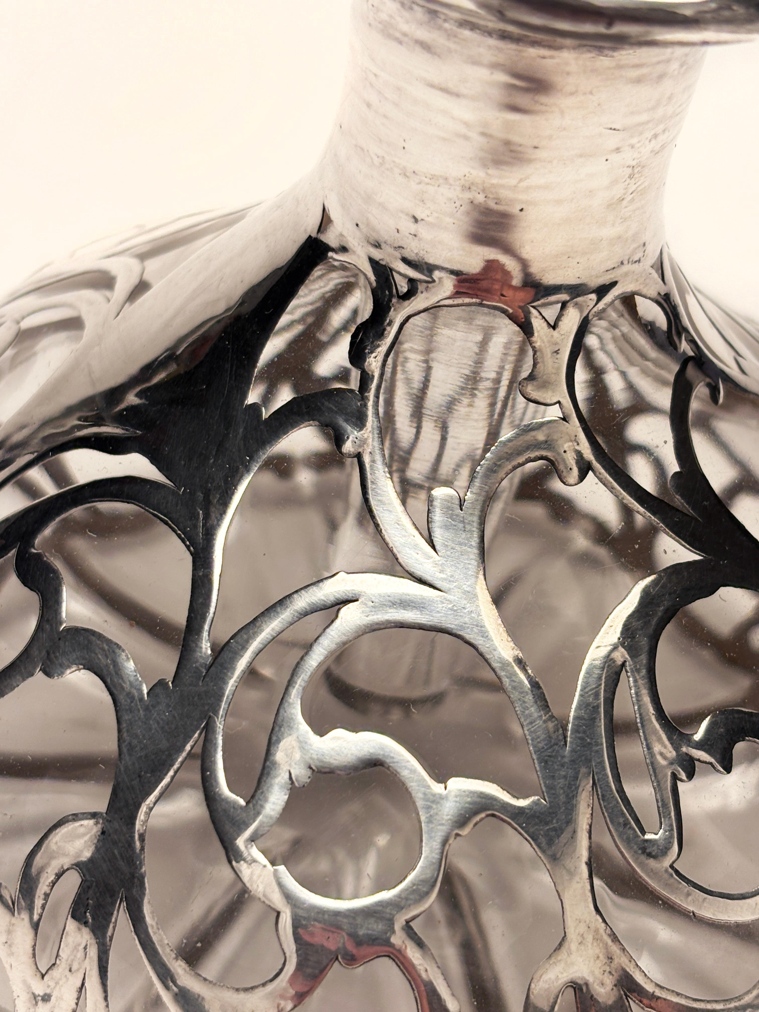 Bottiglia di profumo in vetro artistico Art Nouveau con sovrapposizione in sterling traforato In condizioni buone in vendita a Louisville, KY