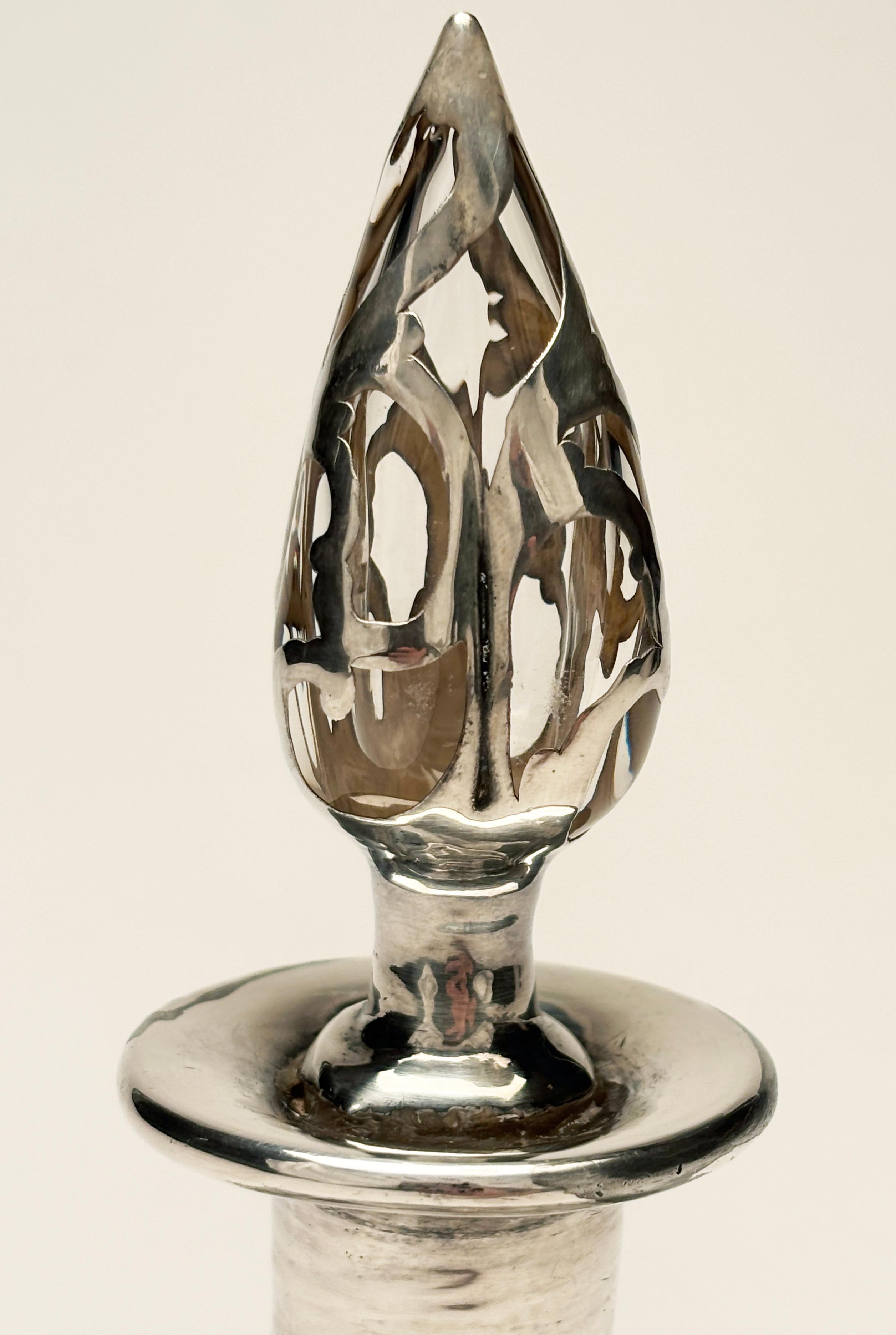 XIX secolo Bottiglia di profumo in vetro artistico Art Nouveau con sovrapposizione in sterling traforato in vendita