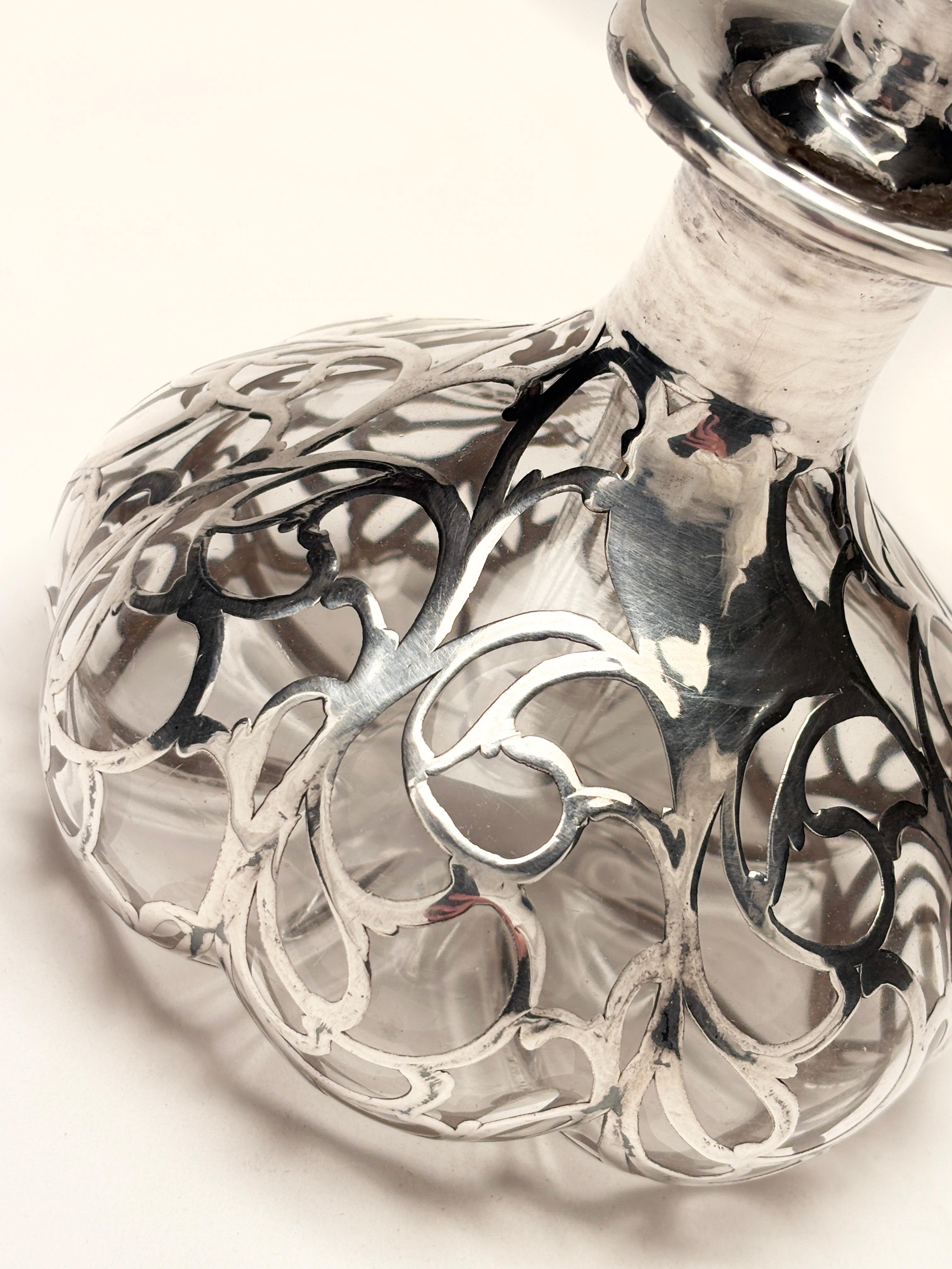 Argento 925 Bottiglia di profumo in vetro artistico Art Nouveau con sovrapposizione in sterling traforato in vendita