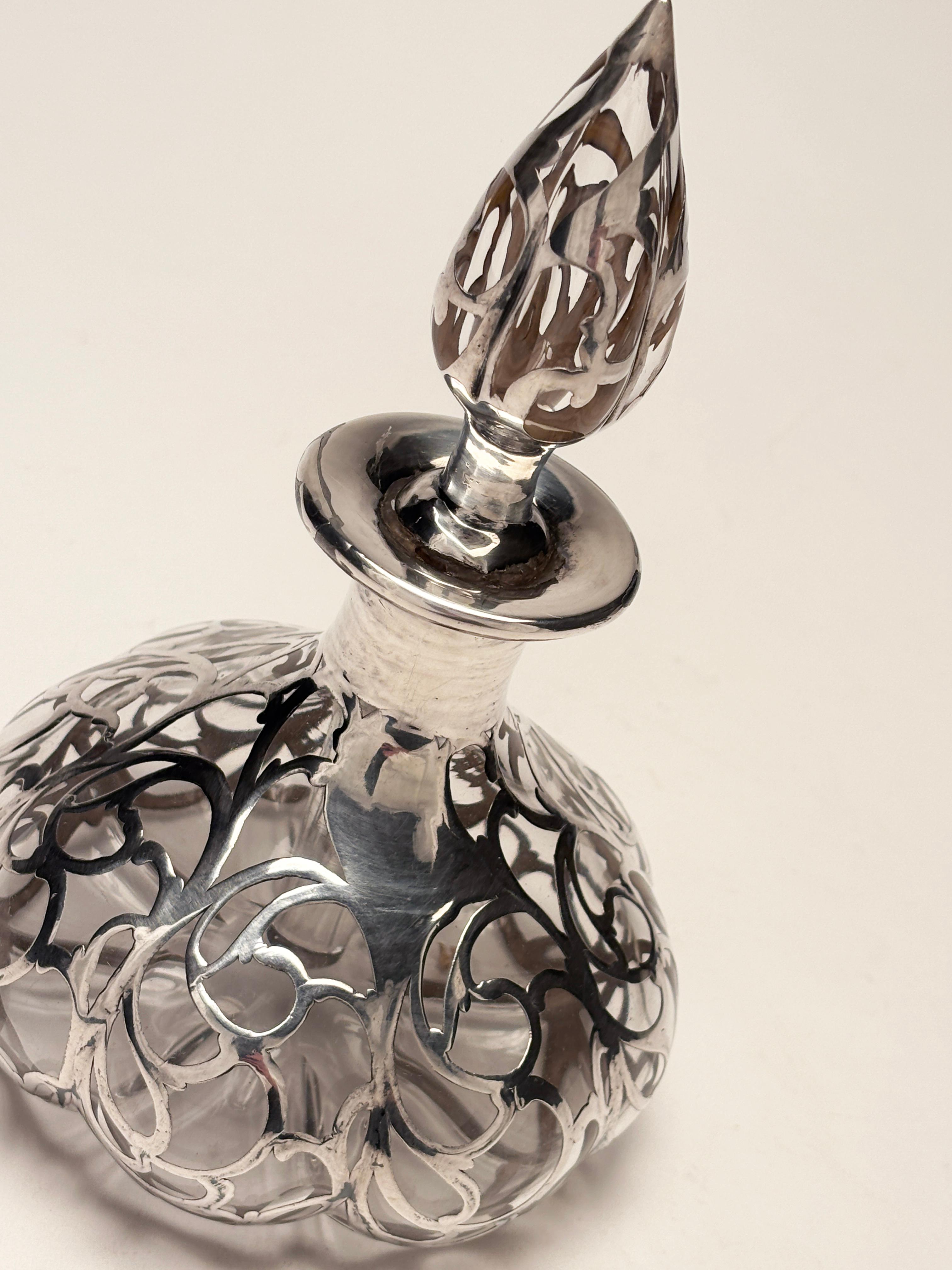 Bottiglia di profumo in vetro artistico Art Nouveau con sovrapposizione in sterling traforato in vendita 1