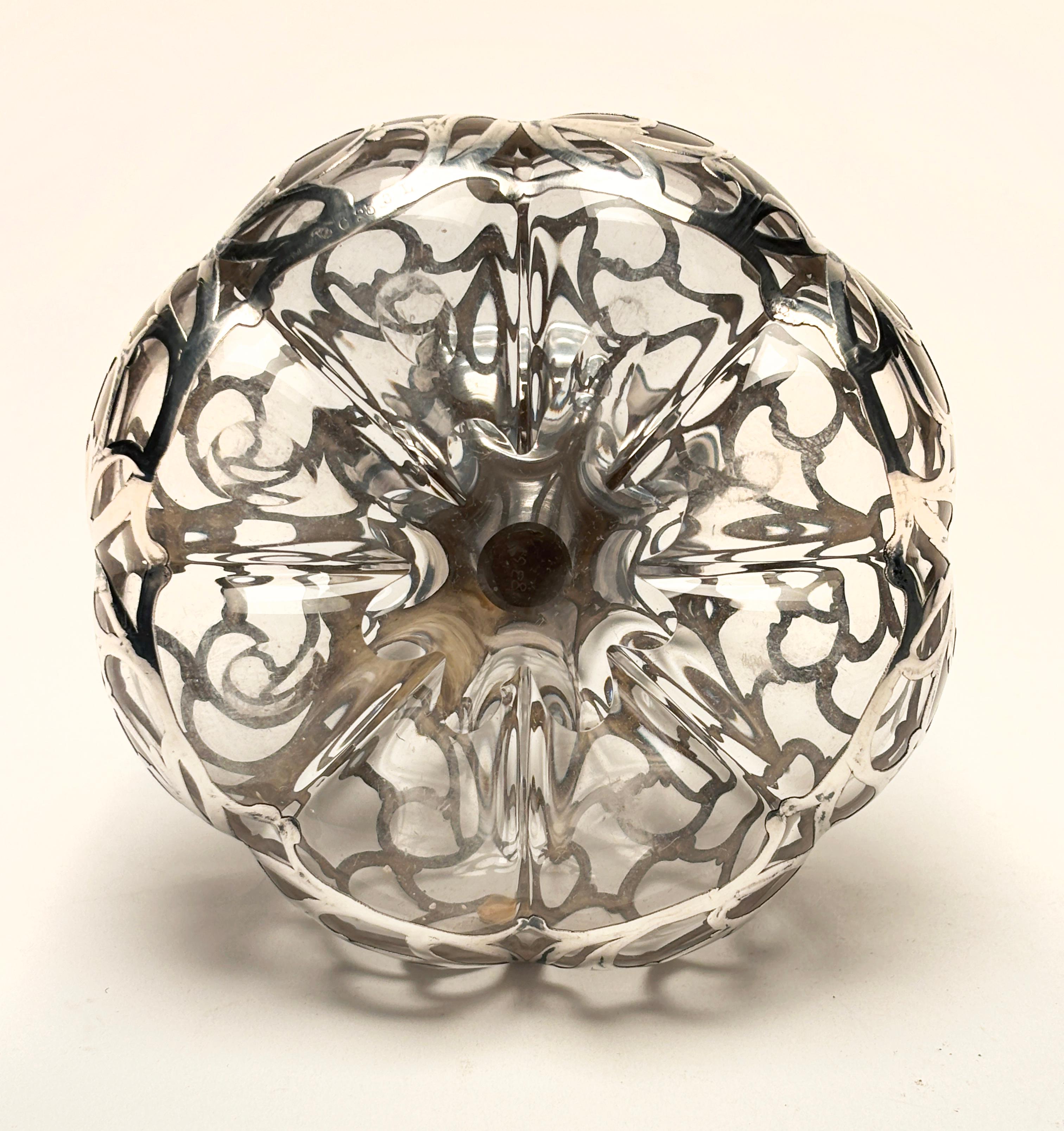 Bottiglia di profumo in vetro artistico Art Nouveau con sovrapposizione in sterling traforato in vendita 2