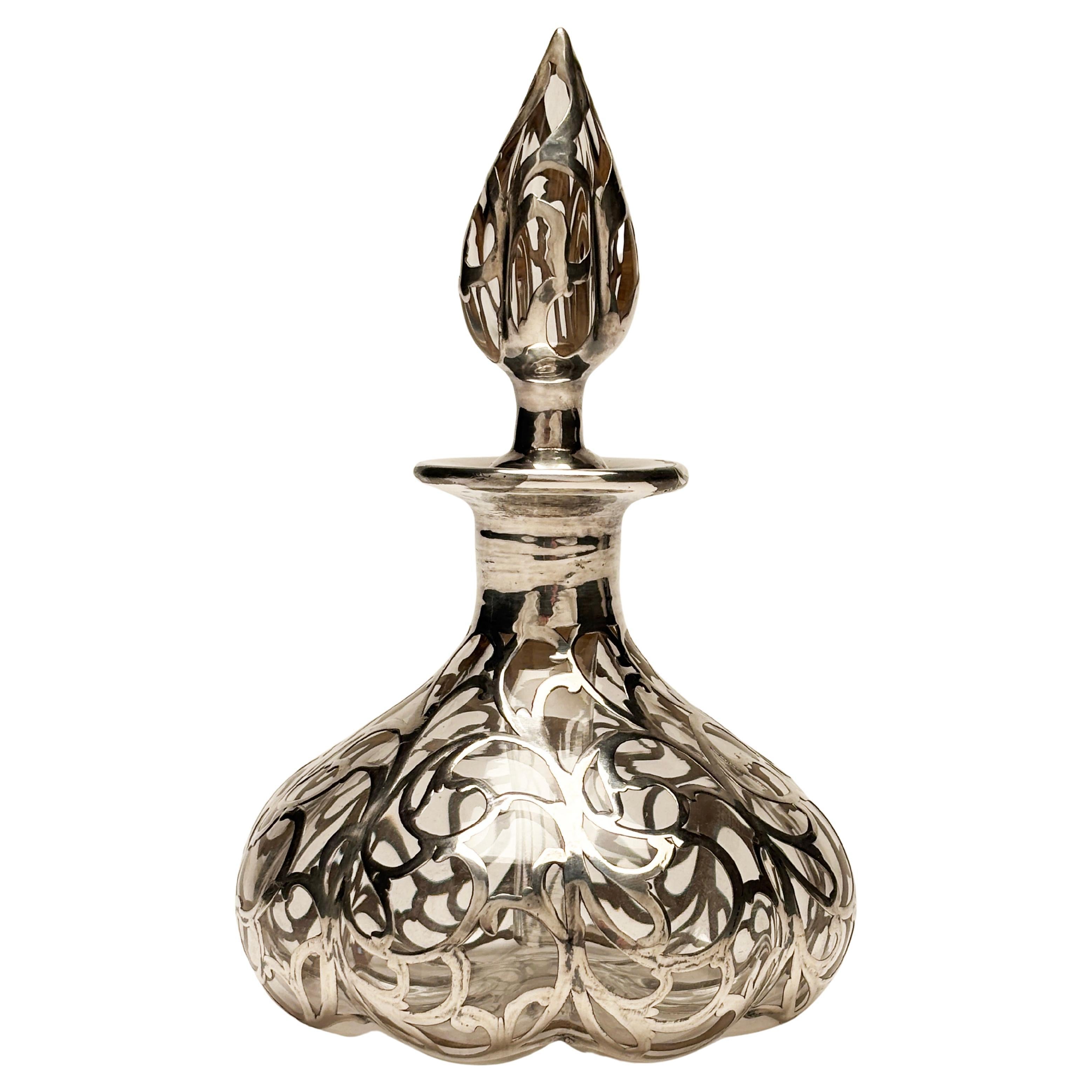 Bottiglia di profumo in vetro artistico Art Nouveau con sovrapposizione in sterling traforato
