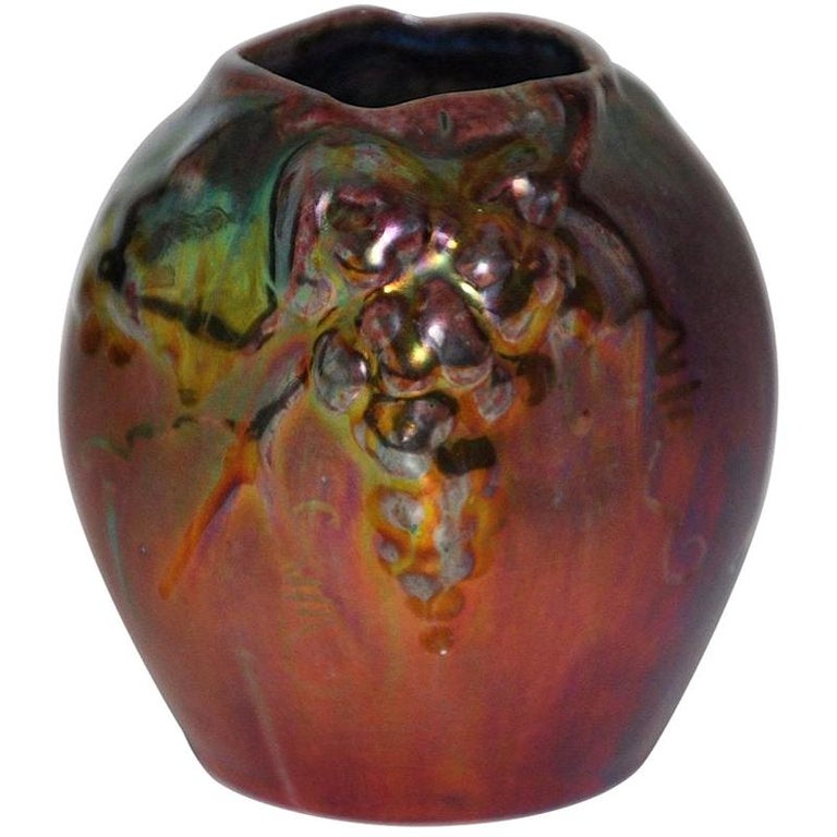 Poterie d'art Art nouveau Montieres Pot de vase rouge vert lustré En vente  sur 1stDibs