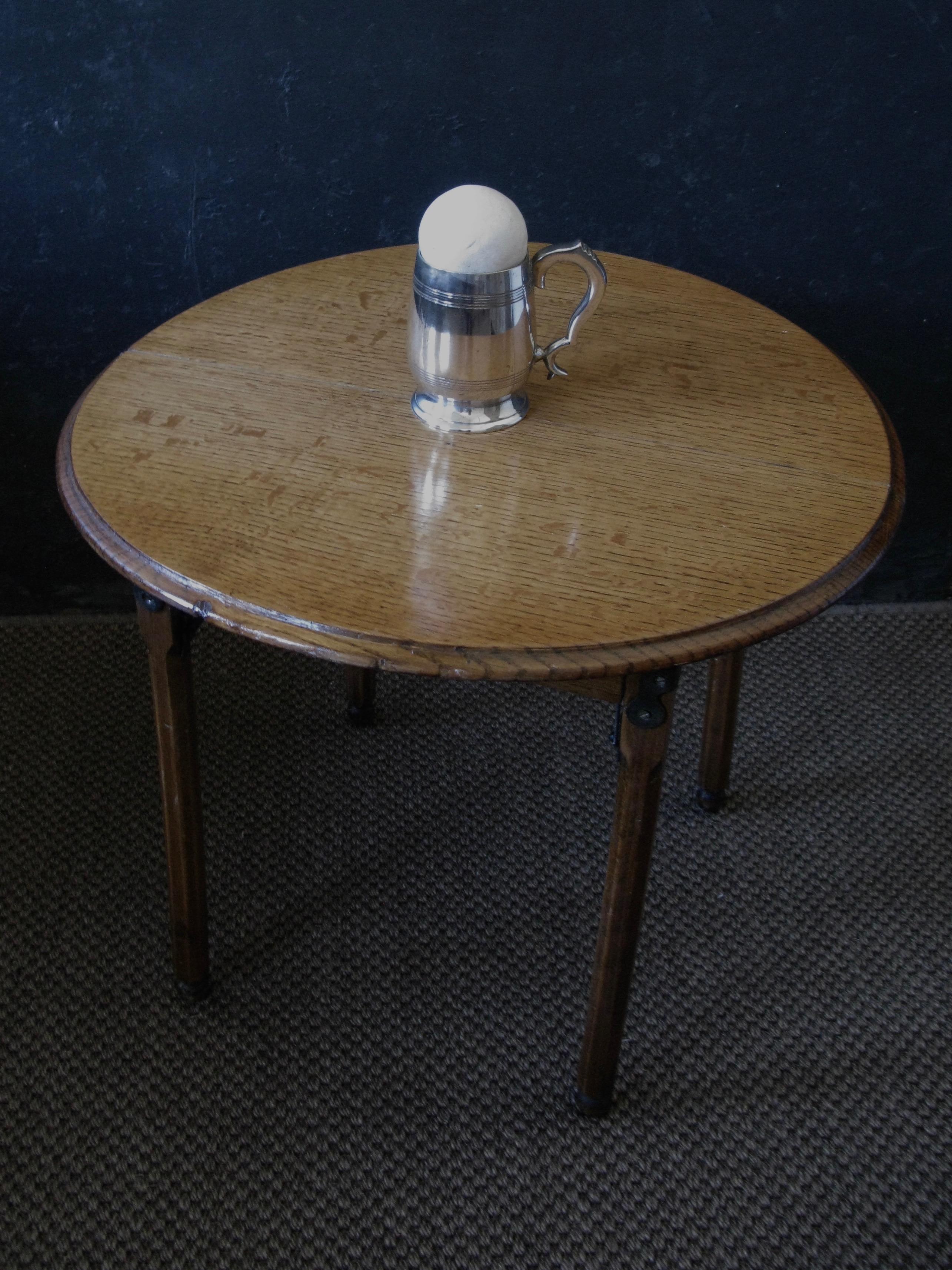 Lovely small occasional oak table, England, Arts & Crafts Period
A very original table standing on 4 small ball feet, with a flip harmonica flip iron system.
A bold Arts and crafts statement this small table made
Sympathetically polished to bring