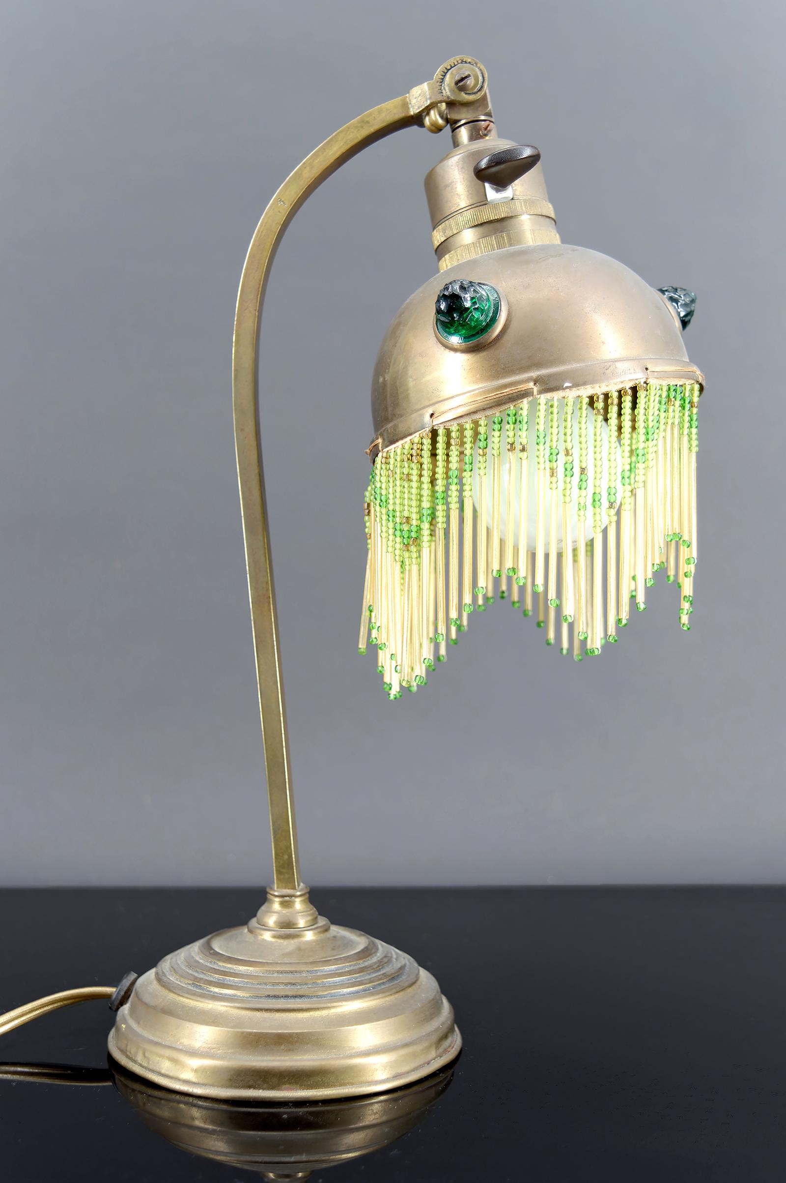 Art Nouveau / Arts & Crafts Lámpara de mesa de latón con cabujones de cristal, circa 1910 Francés en venta