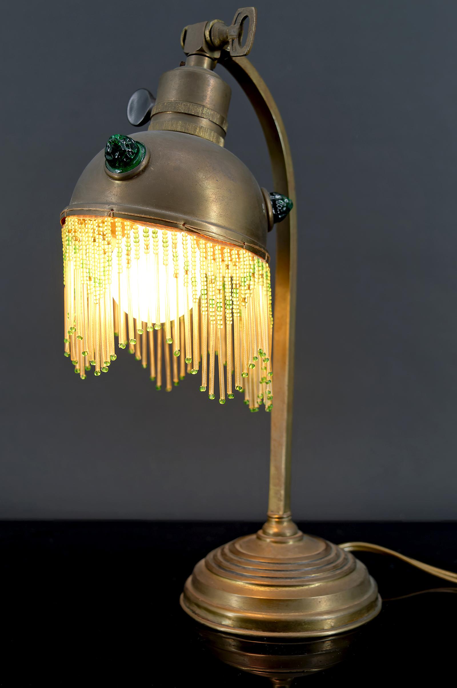 Art Nouveau / Arts & Crafts Lámpara de mesa de latón con cabujones de cristal, circa 1910 principios del siglo XX en venta