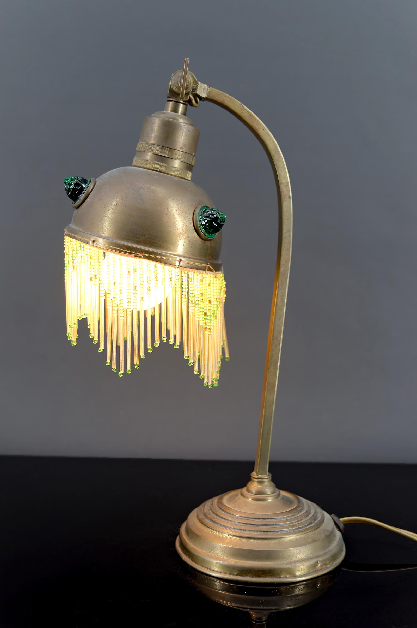 Art Nouveau / Arts & Crafts Lámpara de mesa de latón con cabujones de cristal, circa 1910 Latón en venta